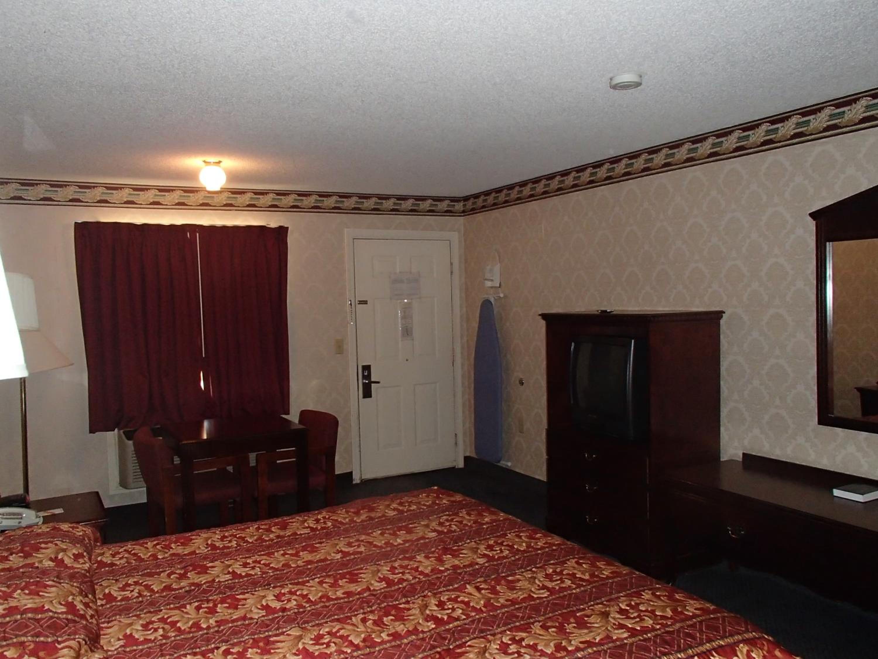 King Room - Non-Smoking - Photo 7