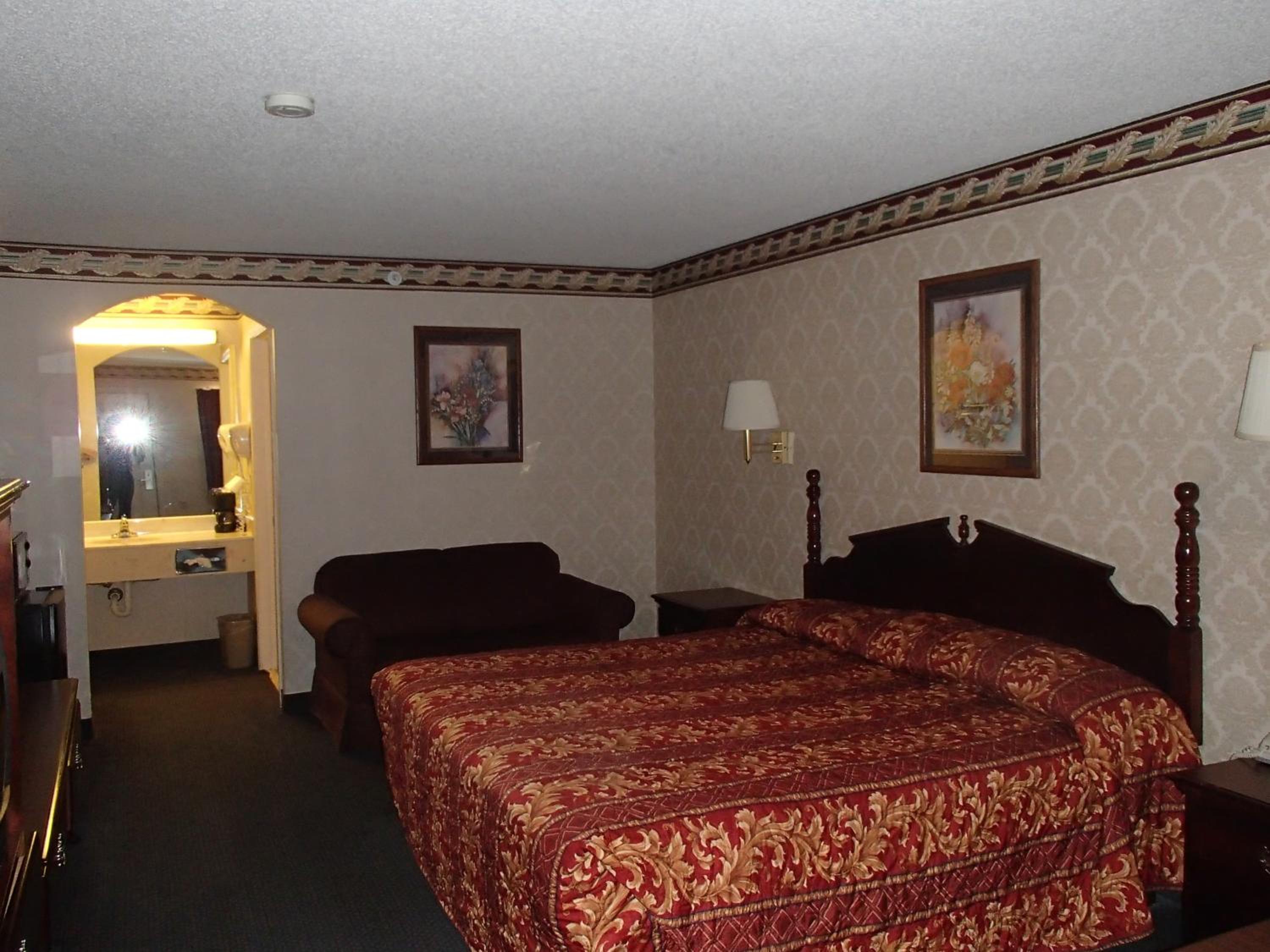 King Room - Non-Smoking - Photo 8