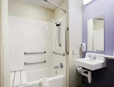 Queen Room - Disability Access - Non-Smoking photo 2