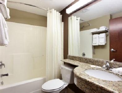 Queen Room with Two Queen Beds - Non-Smoking photo 2