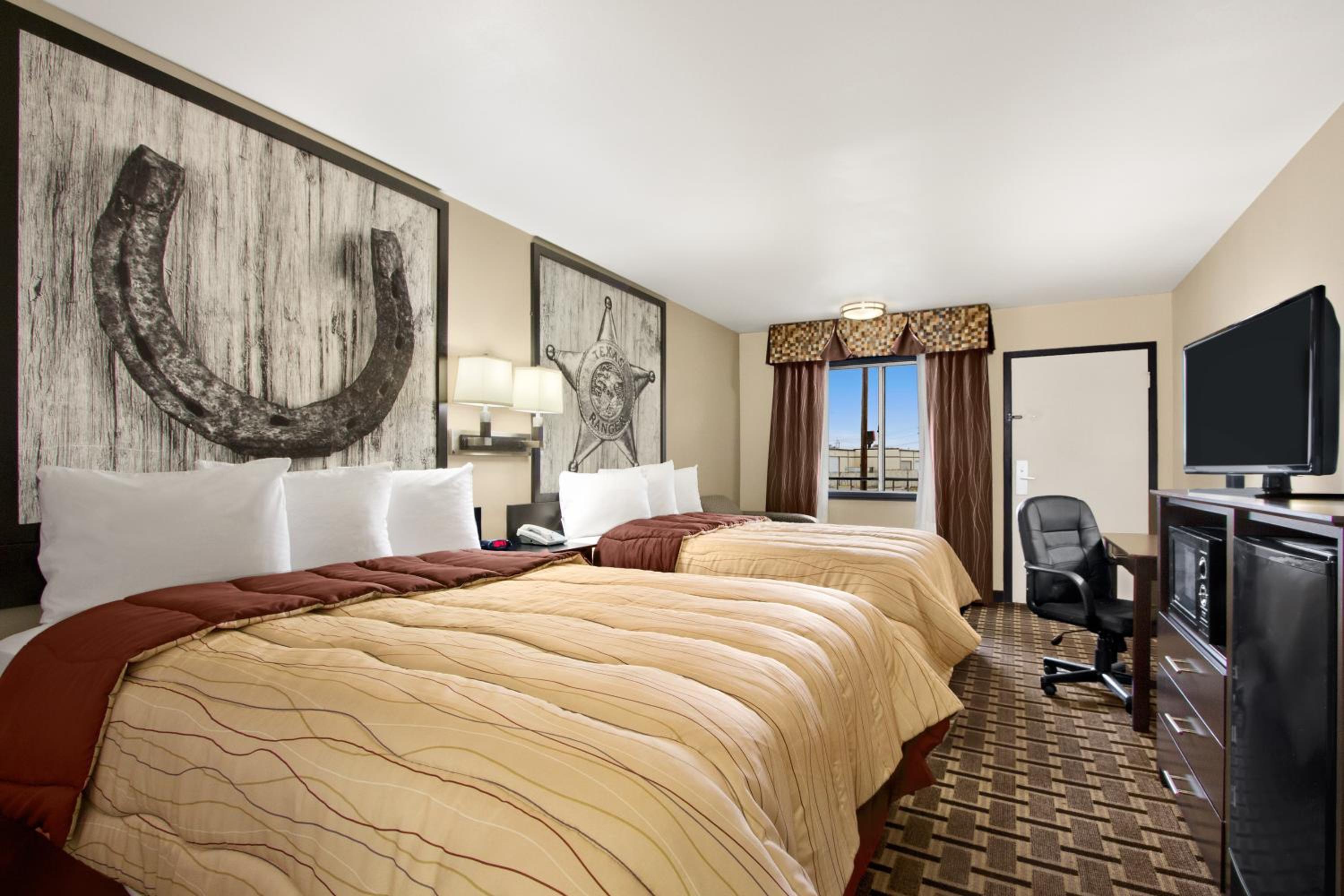 Queen Room with Two Queen Beds - Non-Smoking photo 1