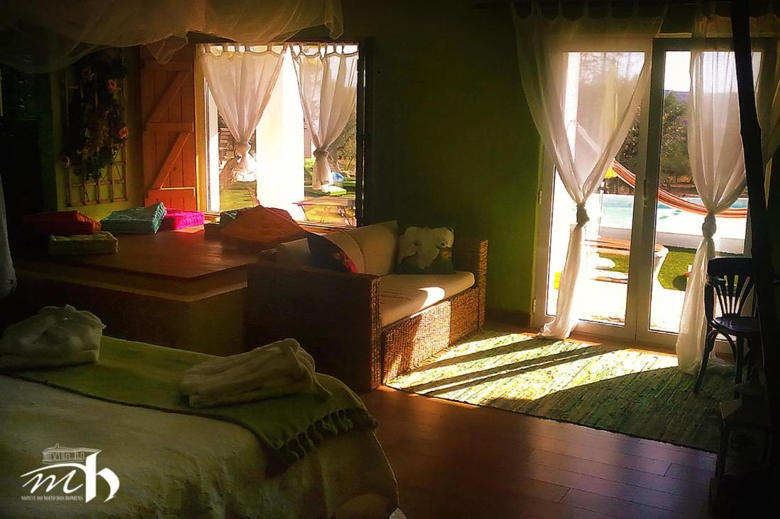Suite with Pool View - Photo 3