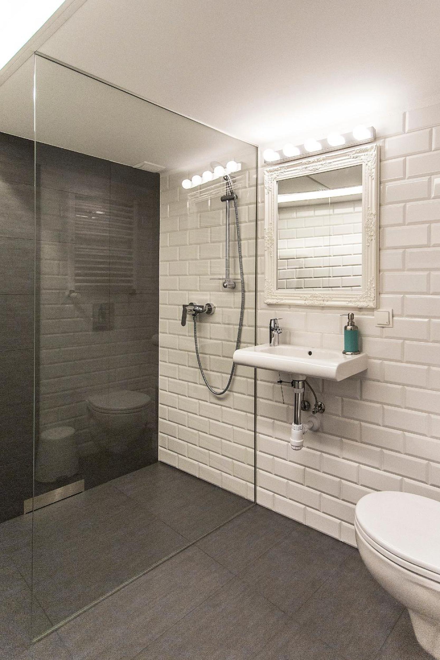 Deluxe Family Suite - Photo 14