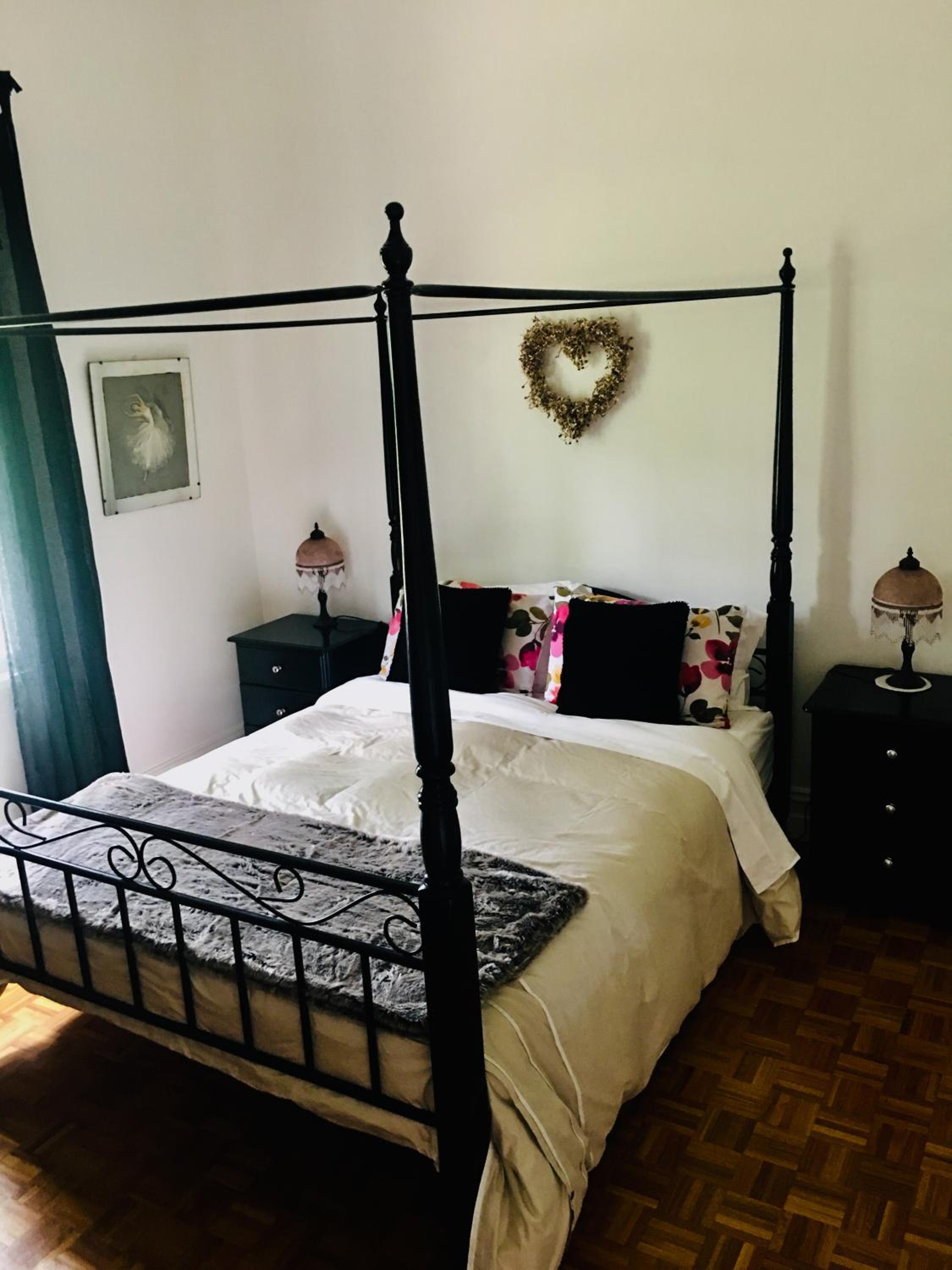 Five-Bedroom House photo 1
