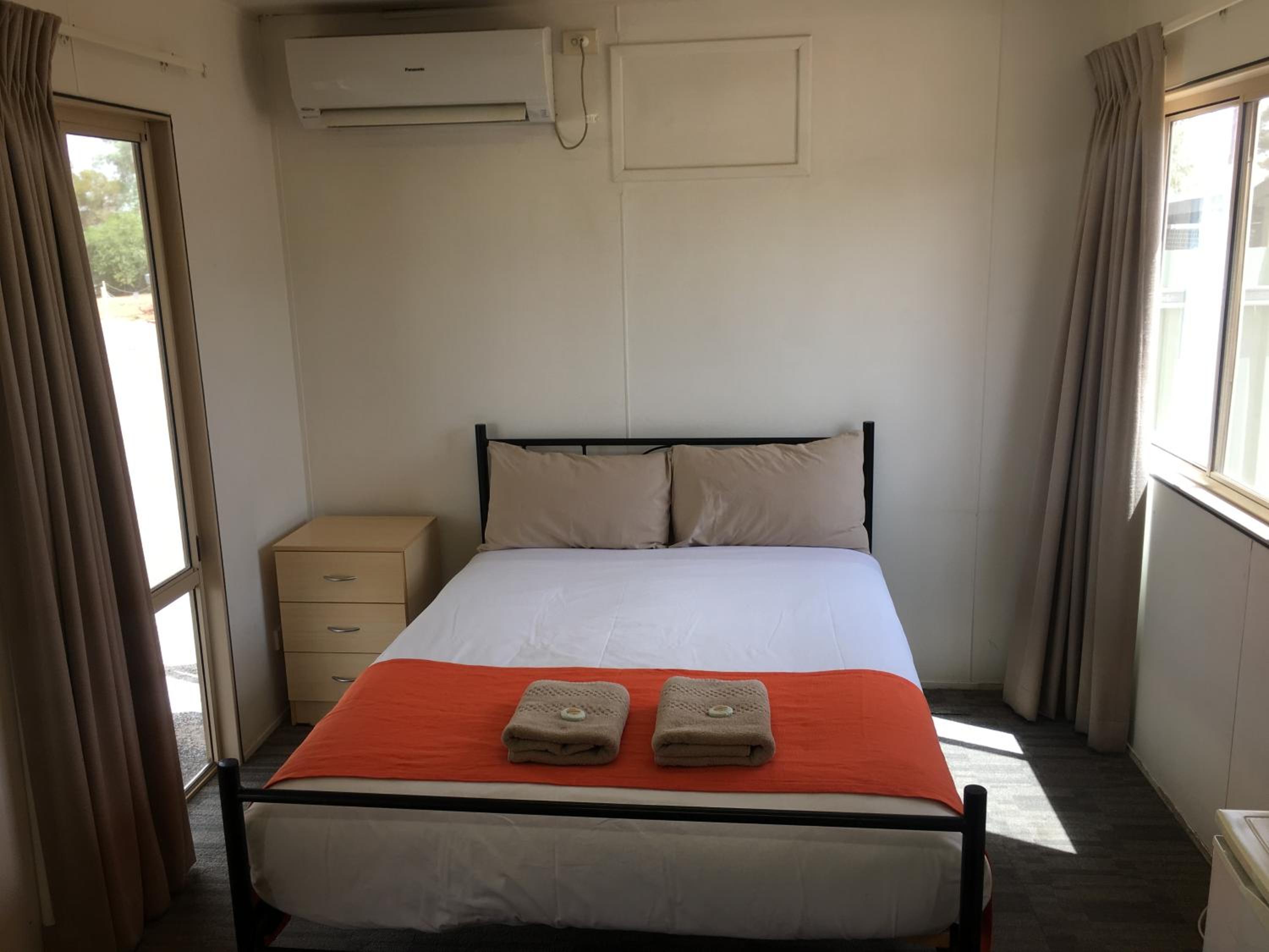 Ensuite Queen Cabin photo 1