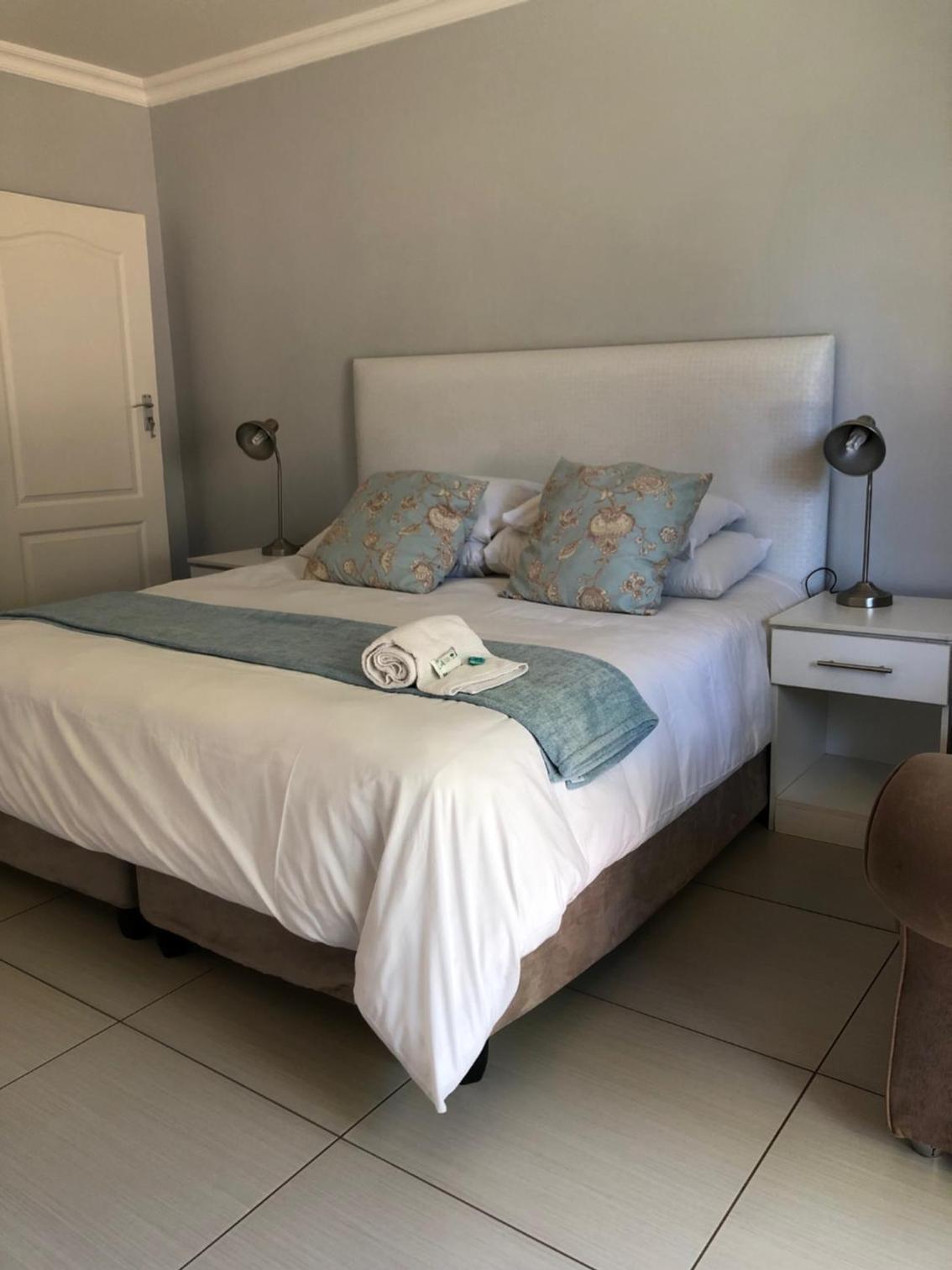 Deluxe King Room - Photo 2