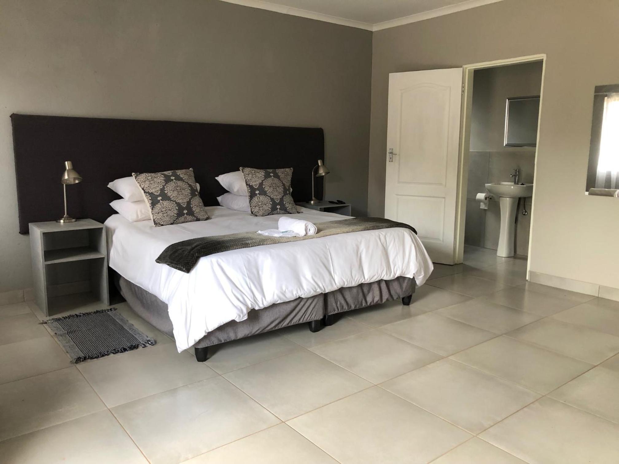 Deluxe King Room - Photo 4
