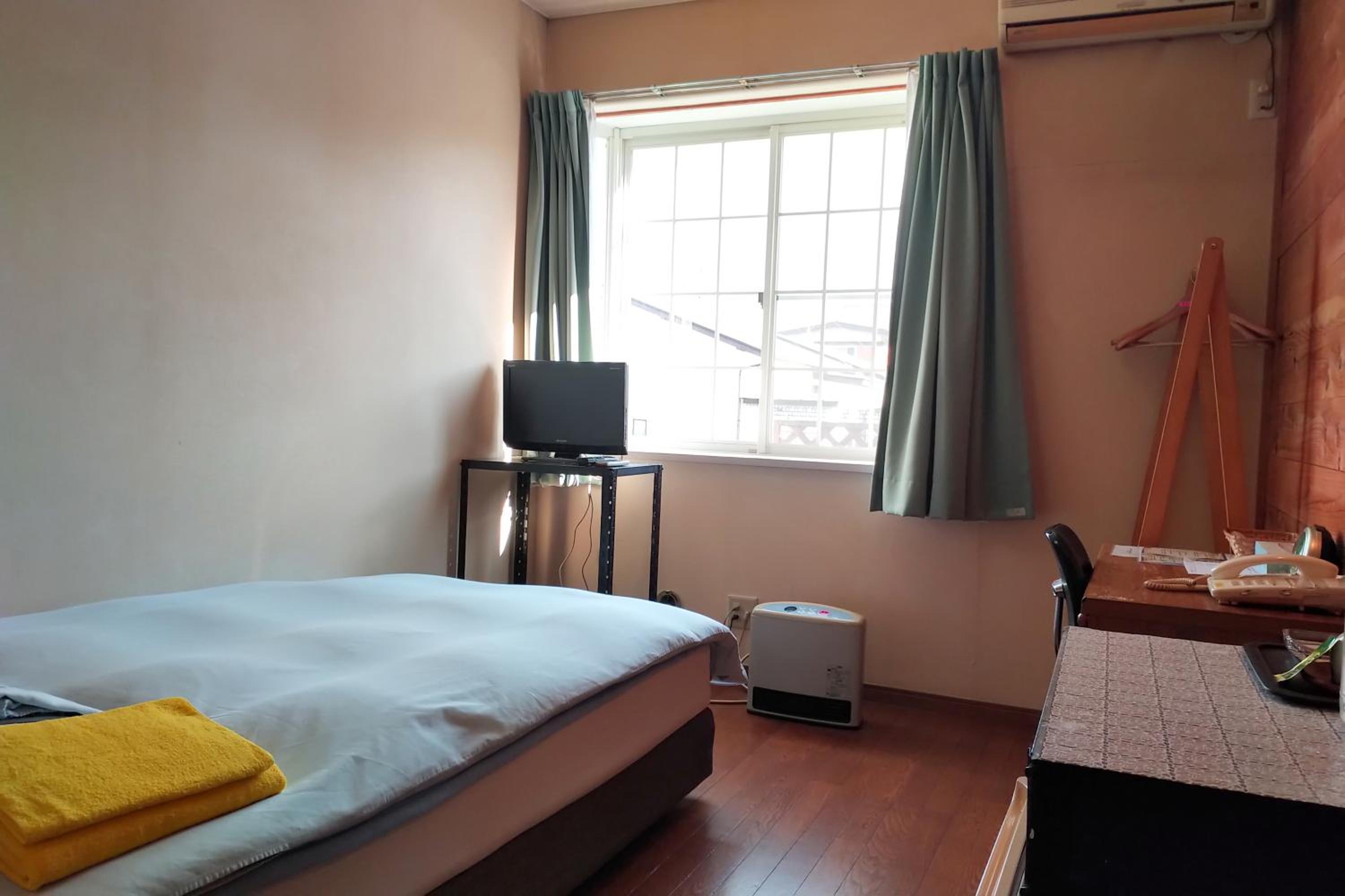 Standard Twin Room - Photo 4