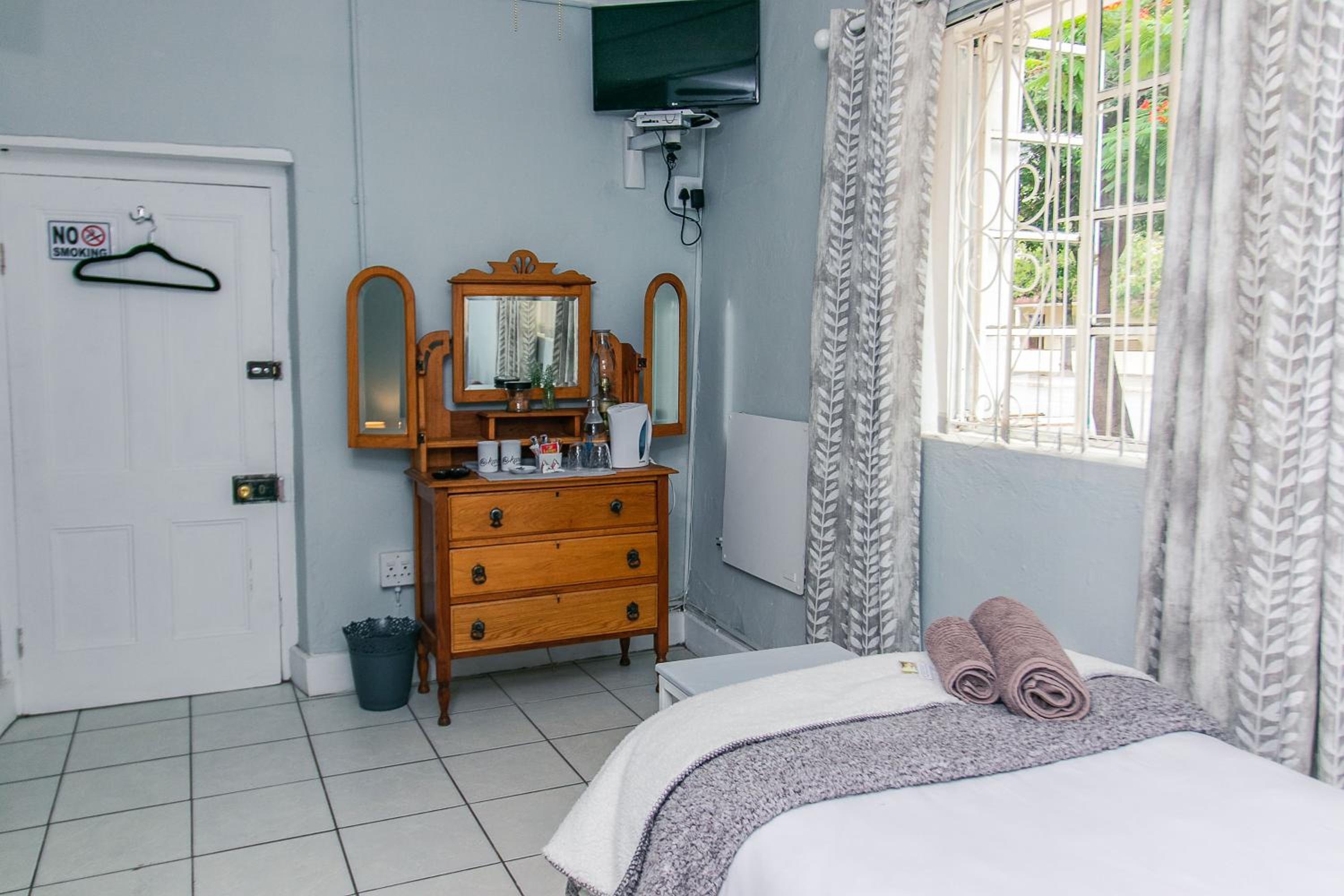 Twin Room with Private Bathroom photo 2