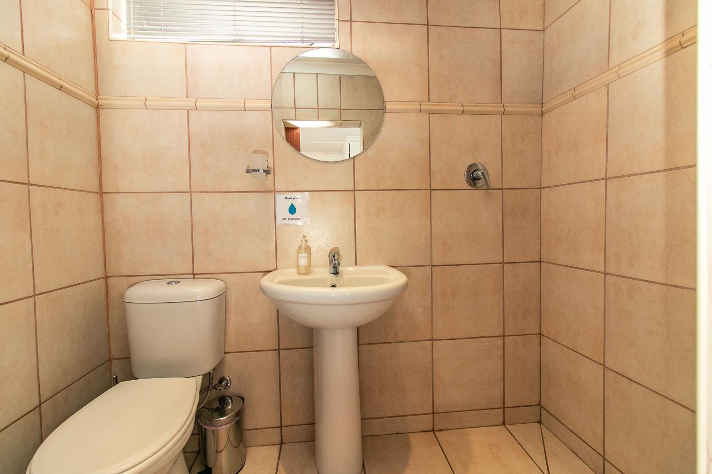 Twin Room with Private Bathroom photo 2