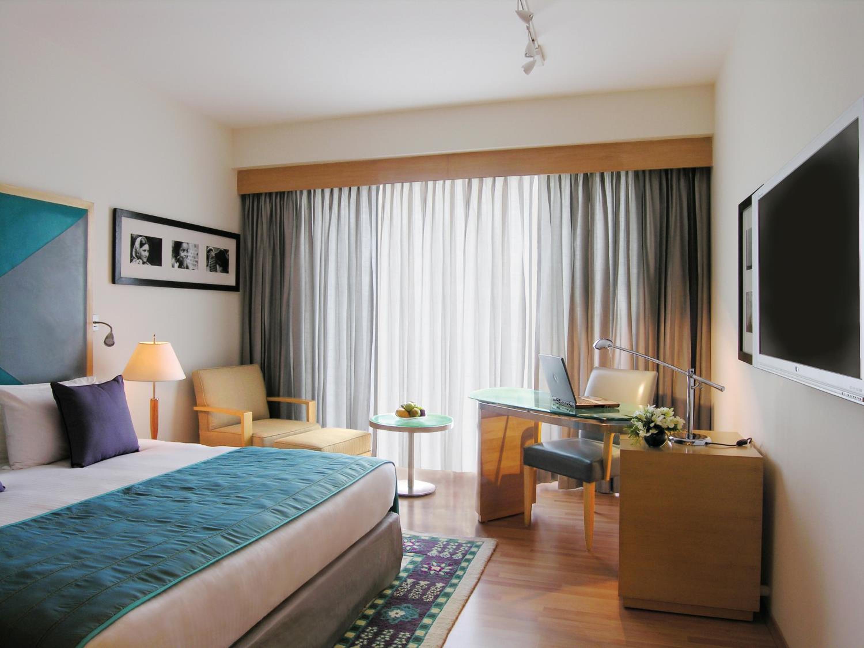 Deluxe Room Garden View King Bed photo 3