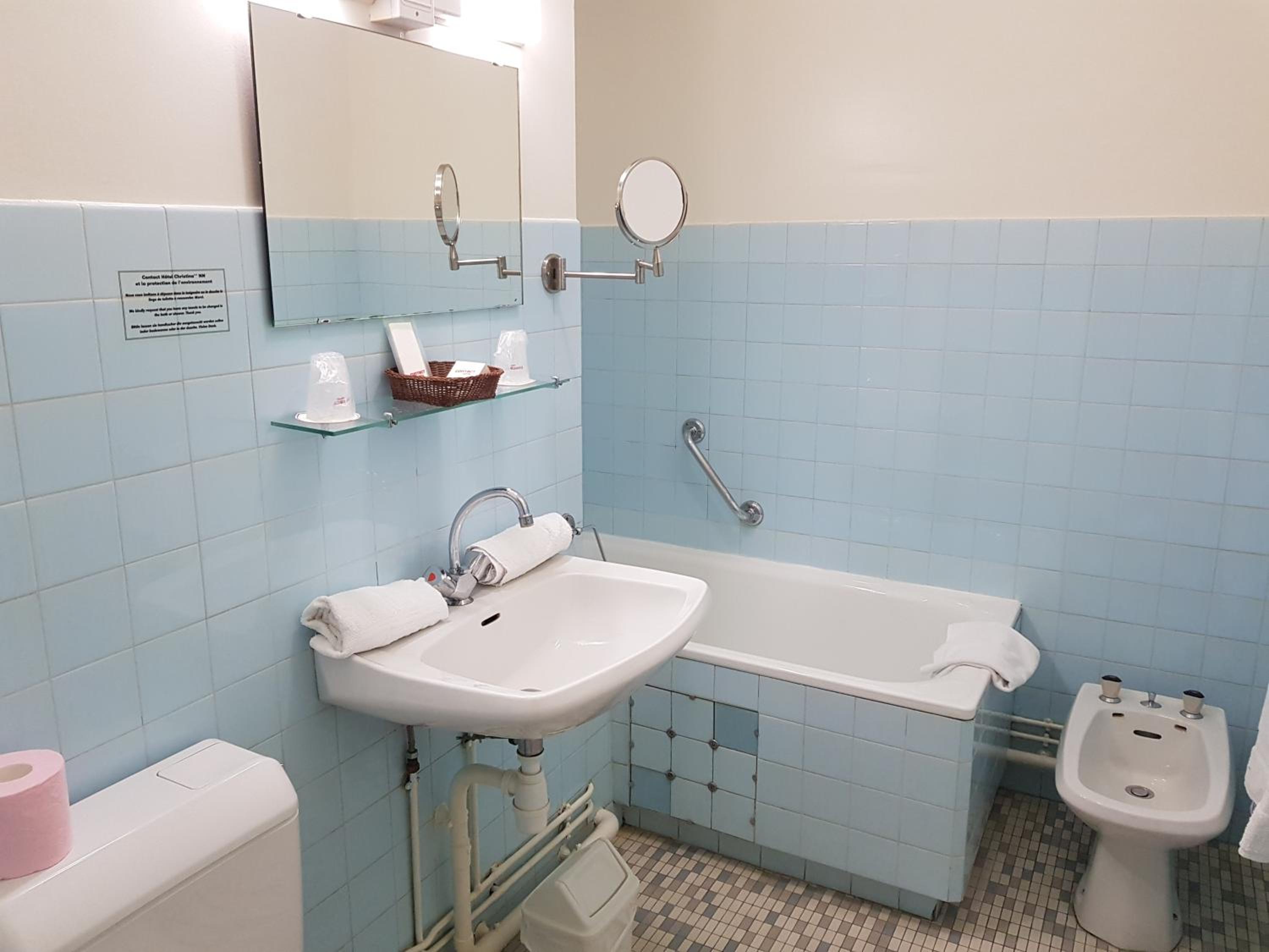 Double Room - Street Side - Photo 16