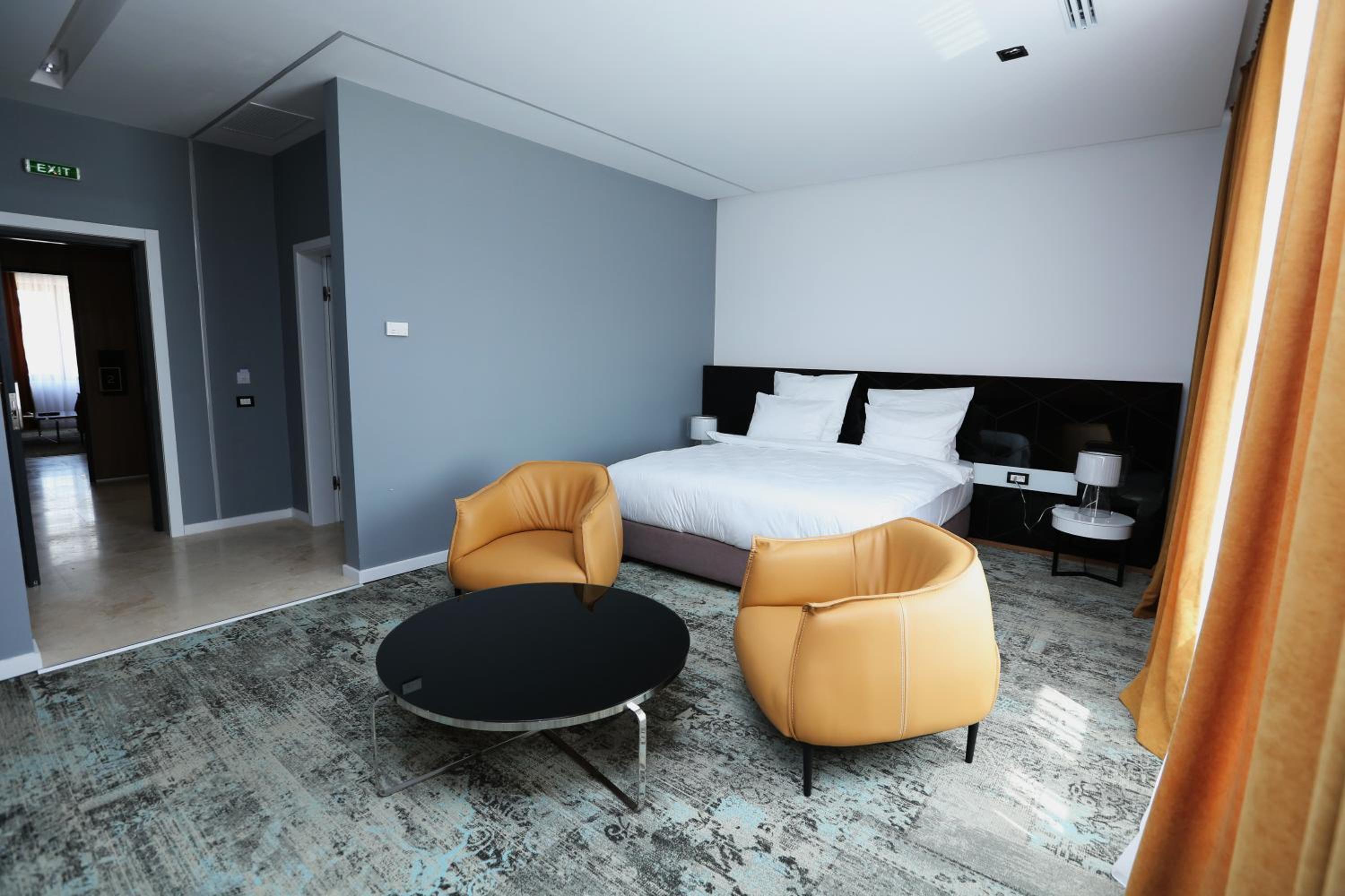 Deluxe Double Room with Shower - Photo 8