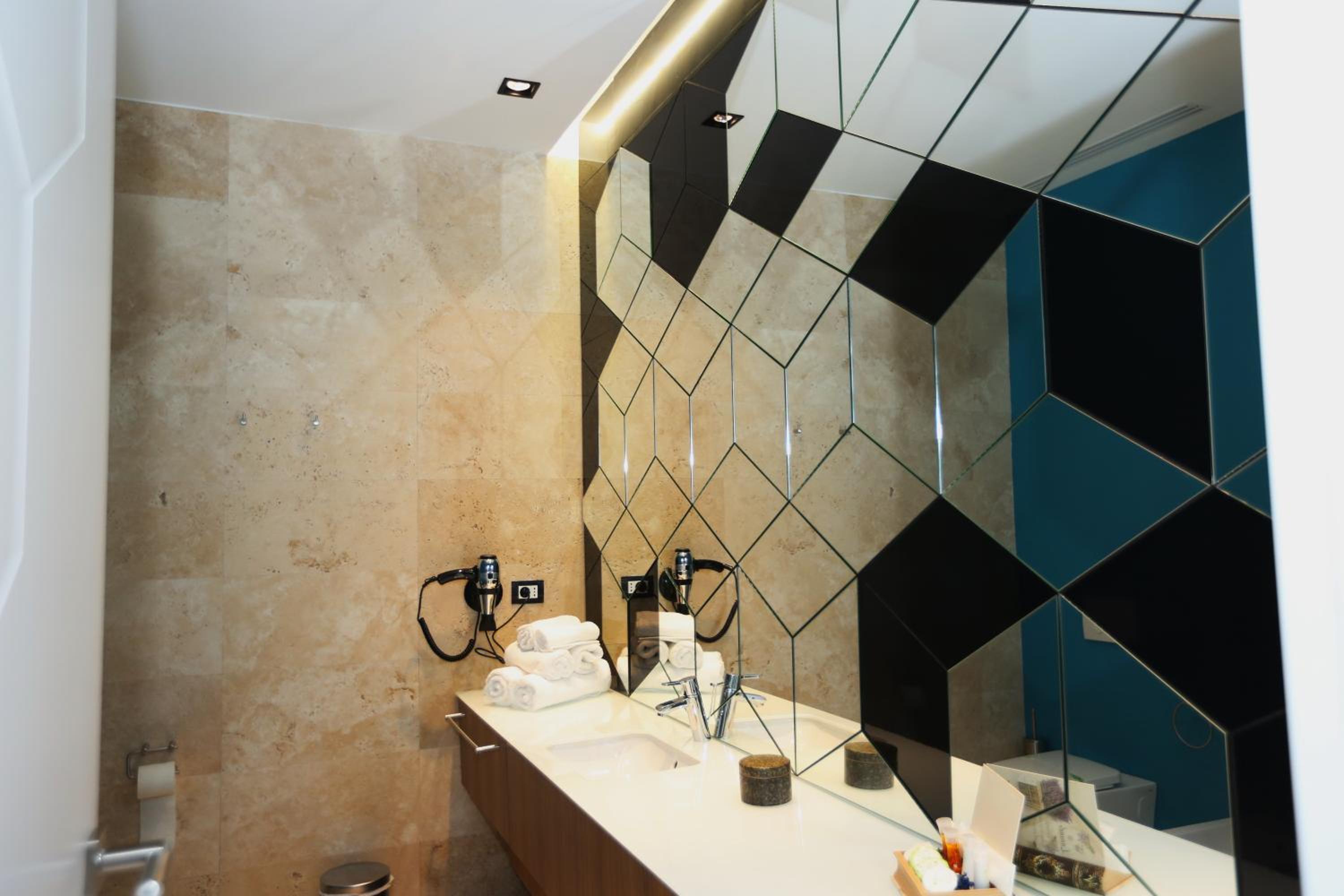 Deluxe Double Room with Shower - Photo 5
