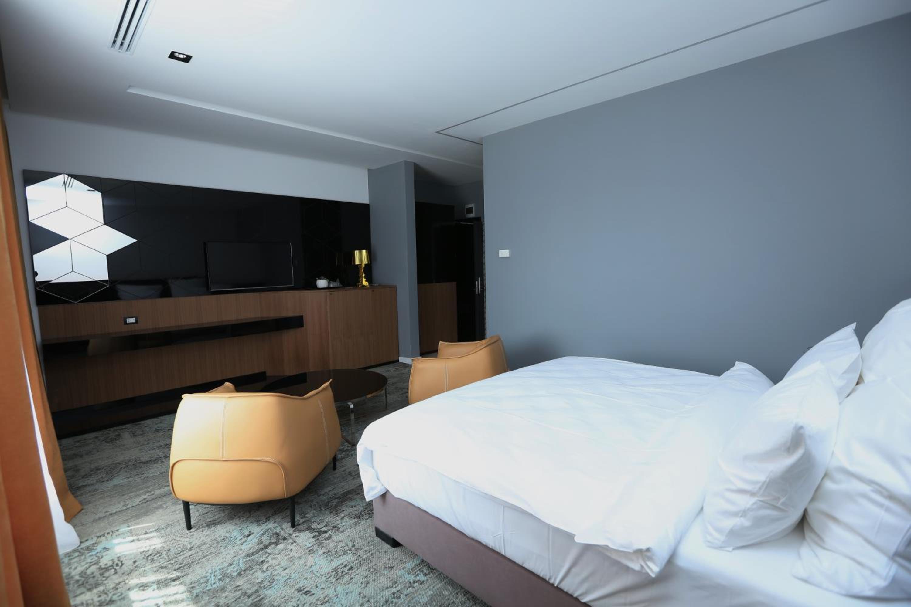 Deluxe Double Room with Shower - Photo 7