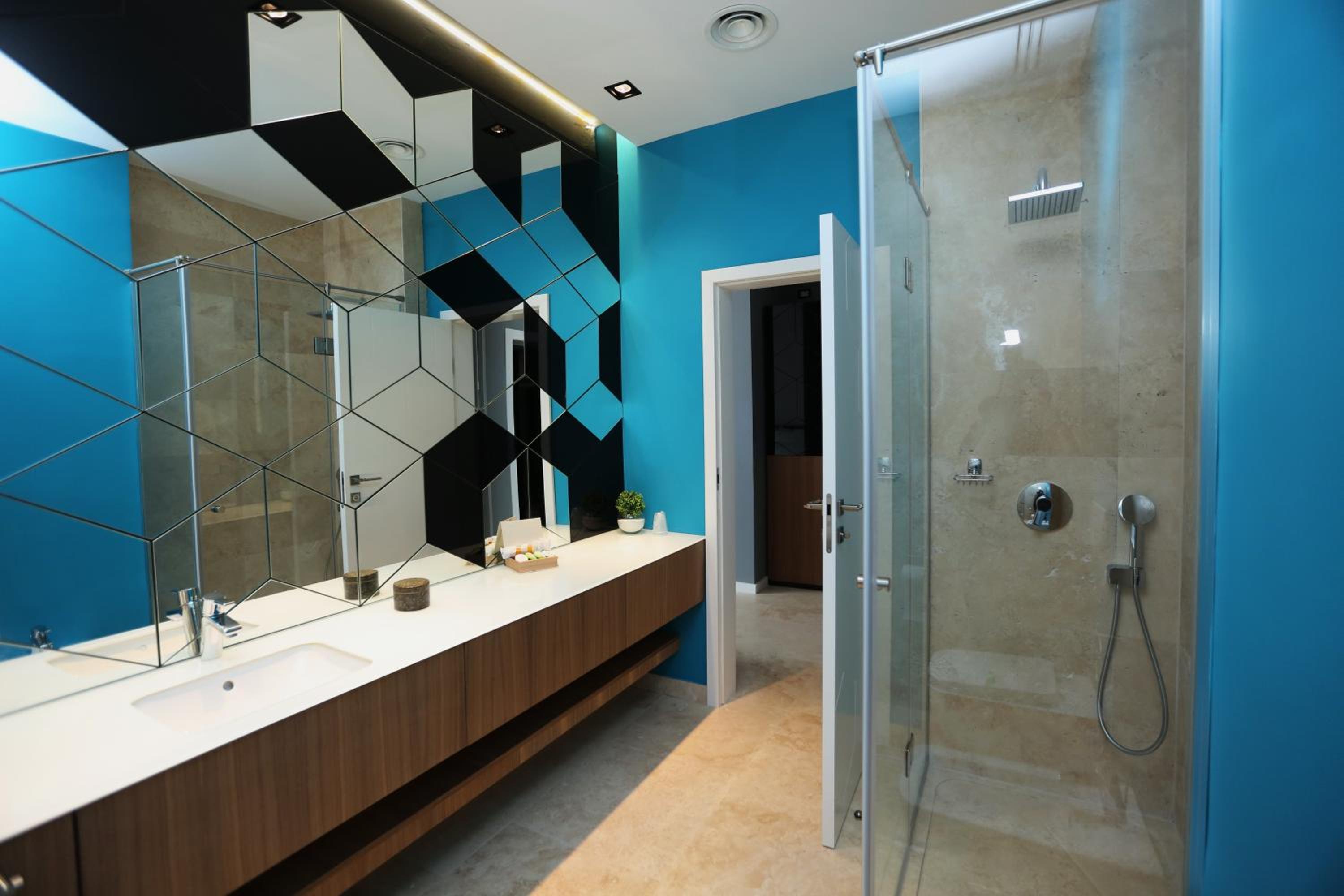 Deluxe Double Room with Shower - Photo 10