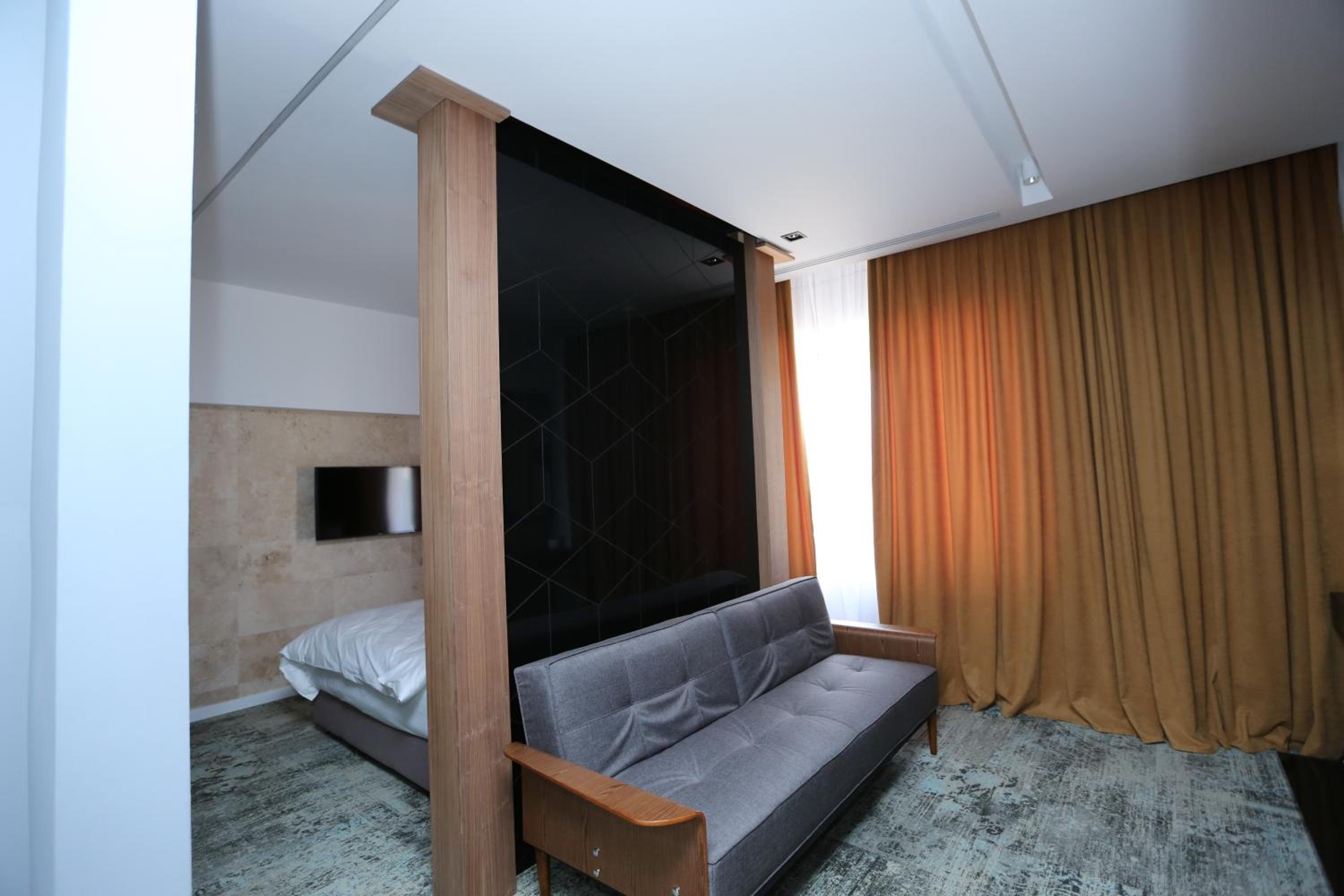 King Studio with Sofa Bed - Photo 3