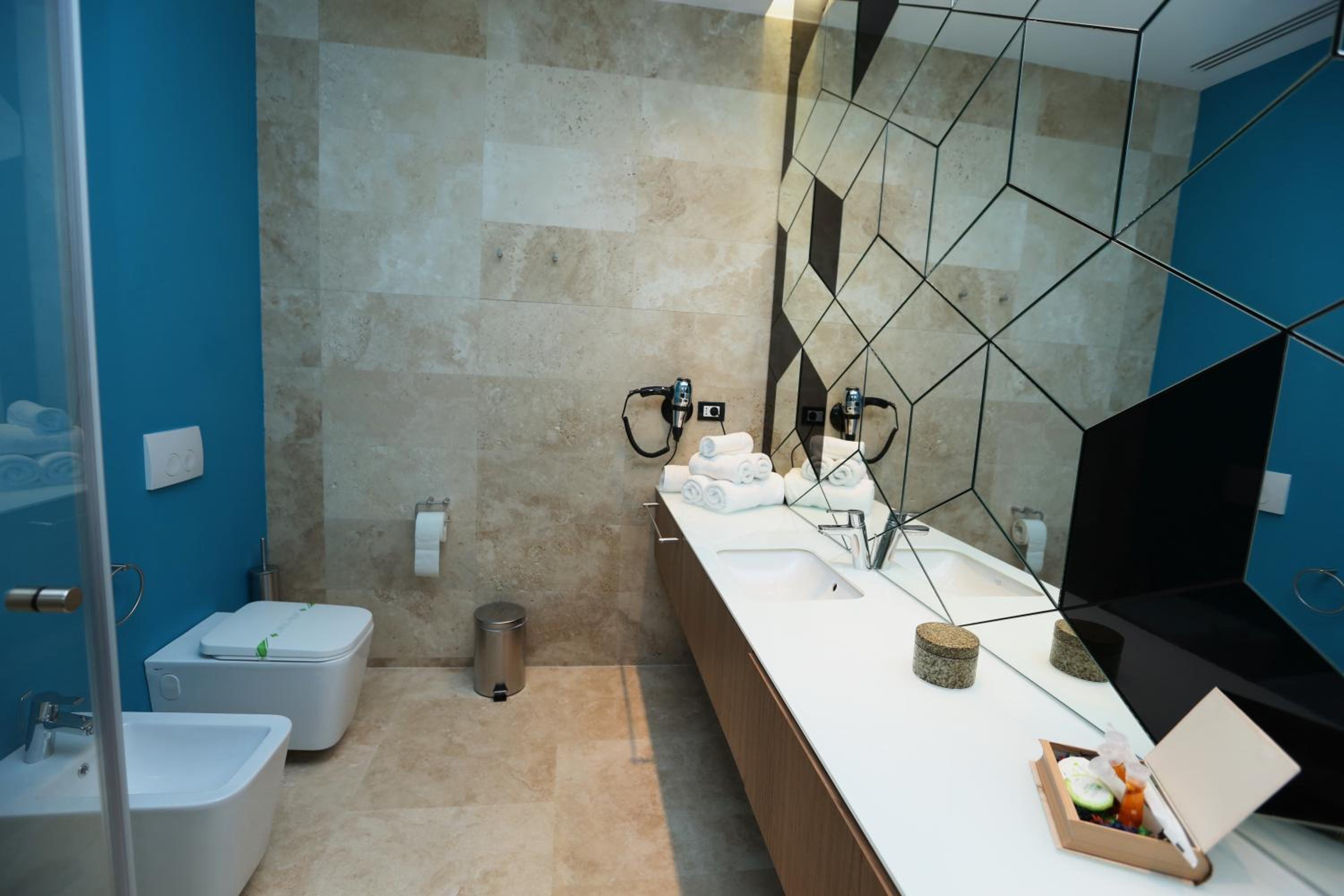 Deluxe Double Room with Shower - Photo 6