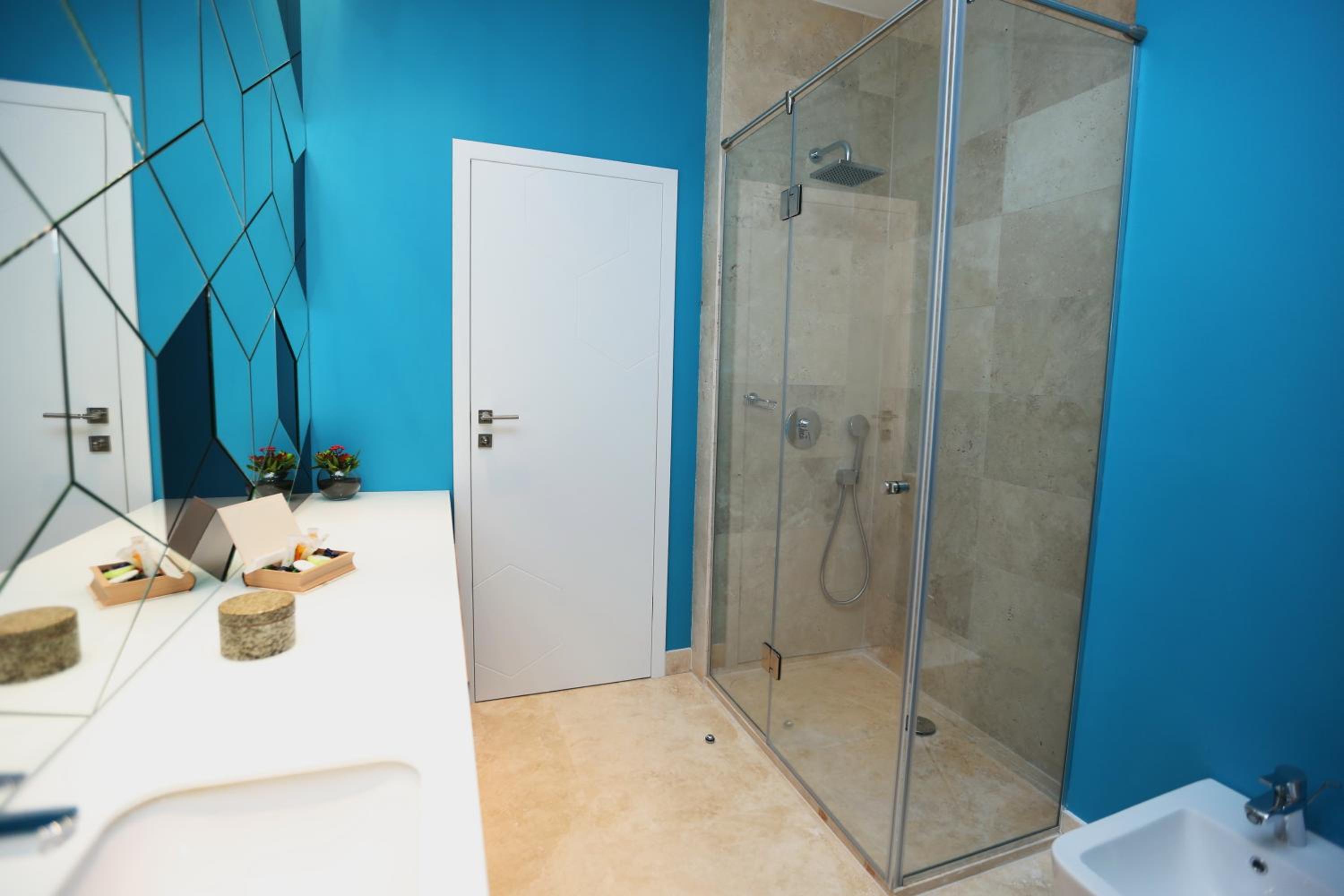 Deluxe Double Room with Shower - Photo 2