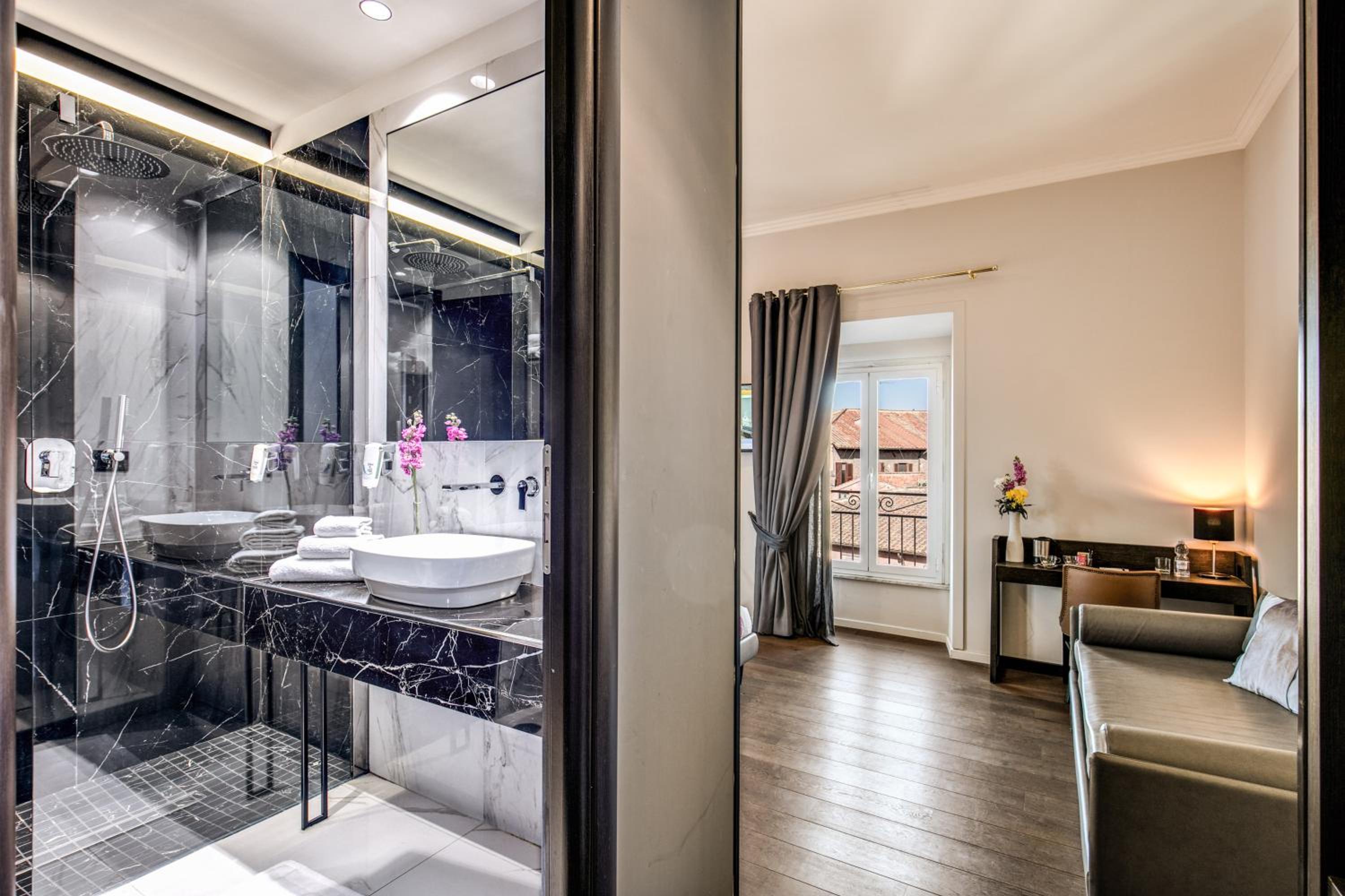 Deluxe Triple Room with City View photo 2