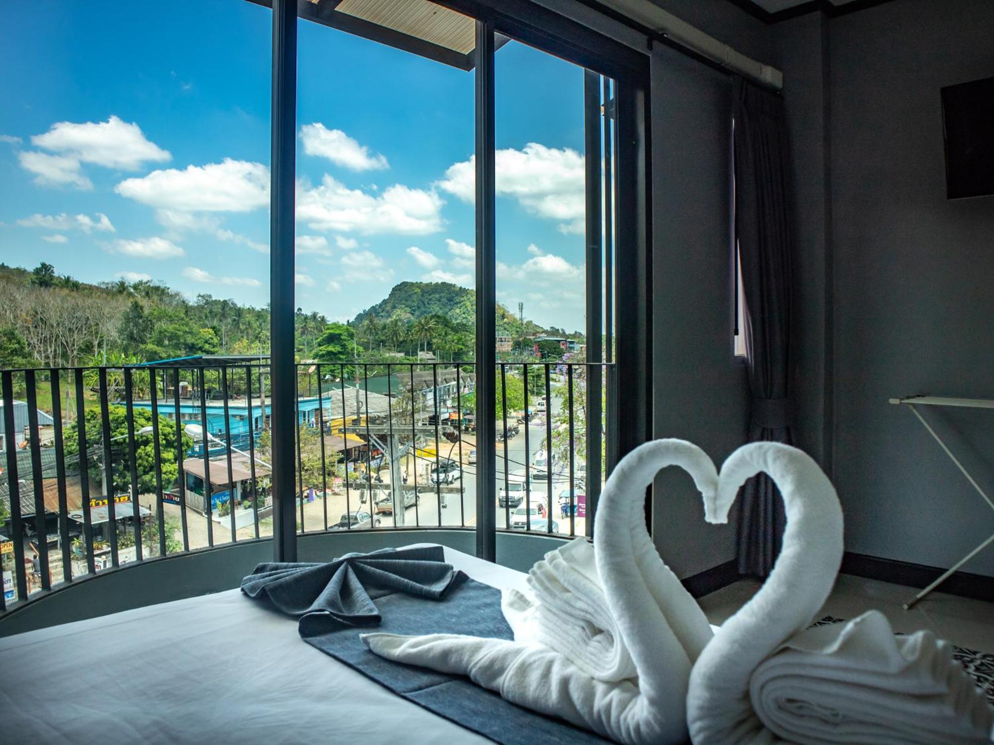 Queen Room with Balcony photo 2