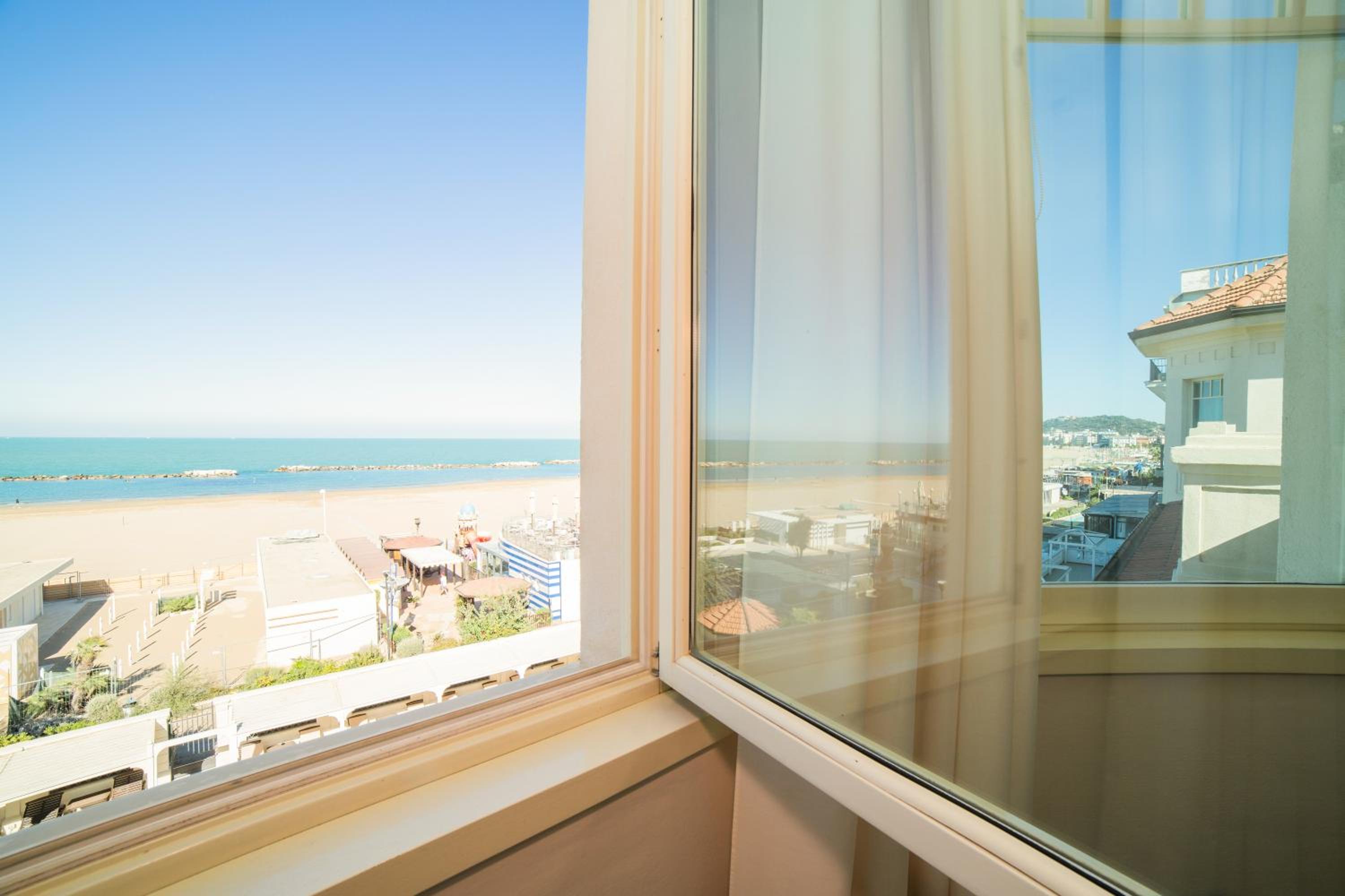 Superior Double Room with Sea View - Photo 6