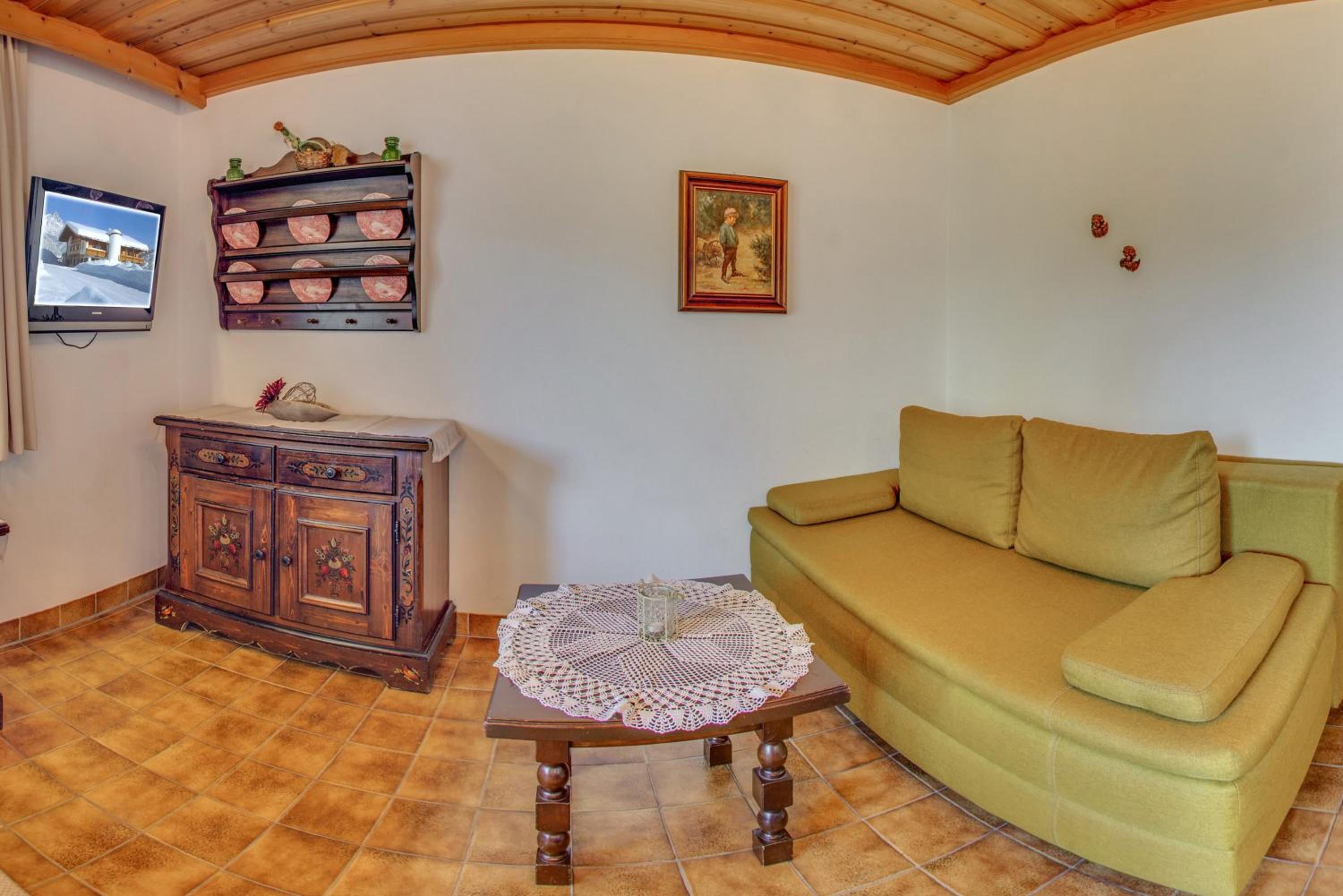 One-Bedroom Apartment with Balcony (5 Adults)