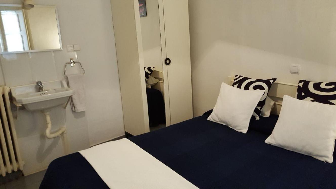 Double Room with Shared Bathroom photo 2