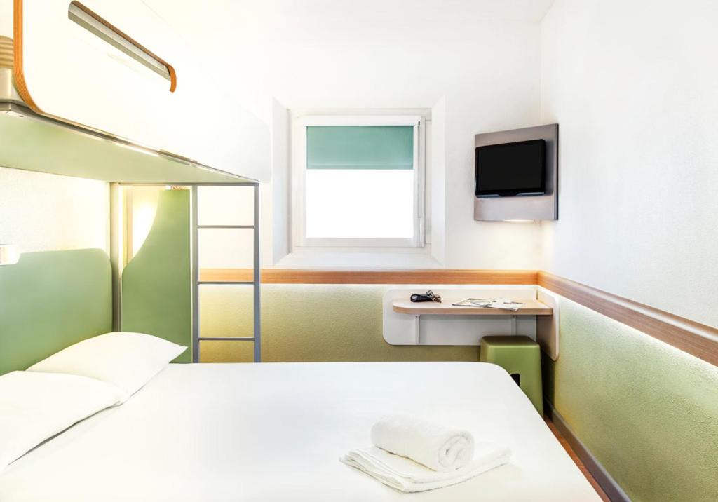 Triple Room with One Double Bed and One Bunk Bed photo 3