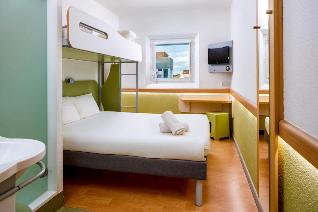 Triple Room with One Double Bed and One Bunk Bed photo 2