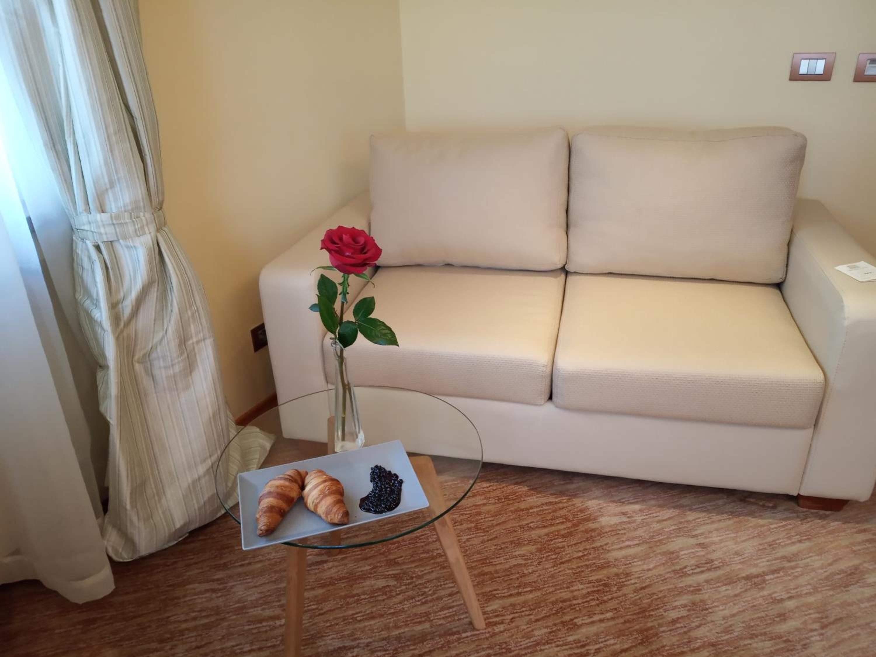 Deluxe Junior Suite - Photo 2