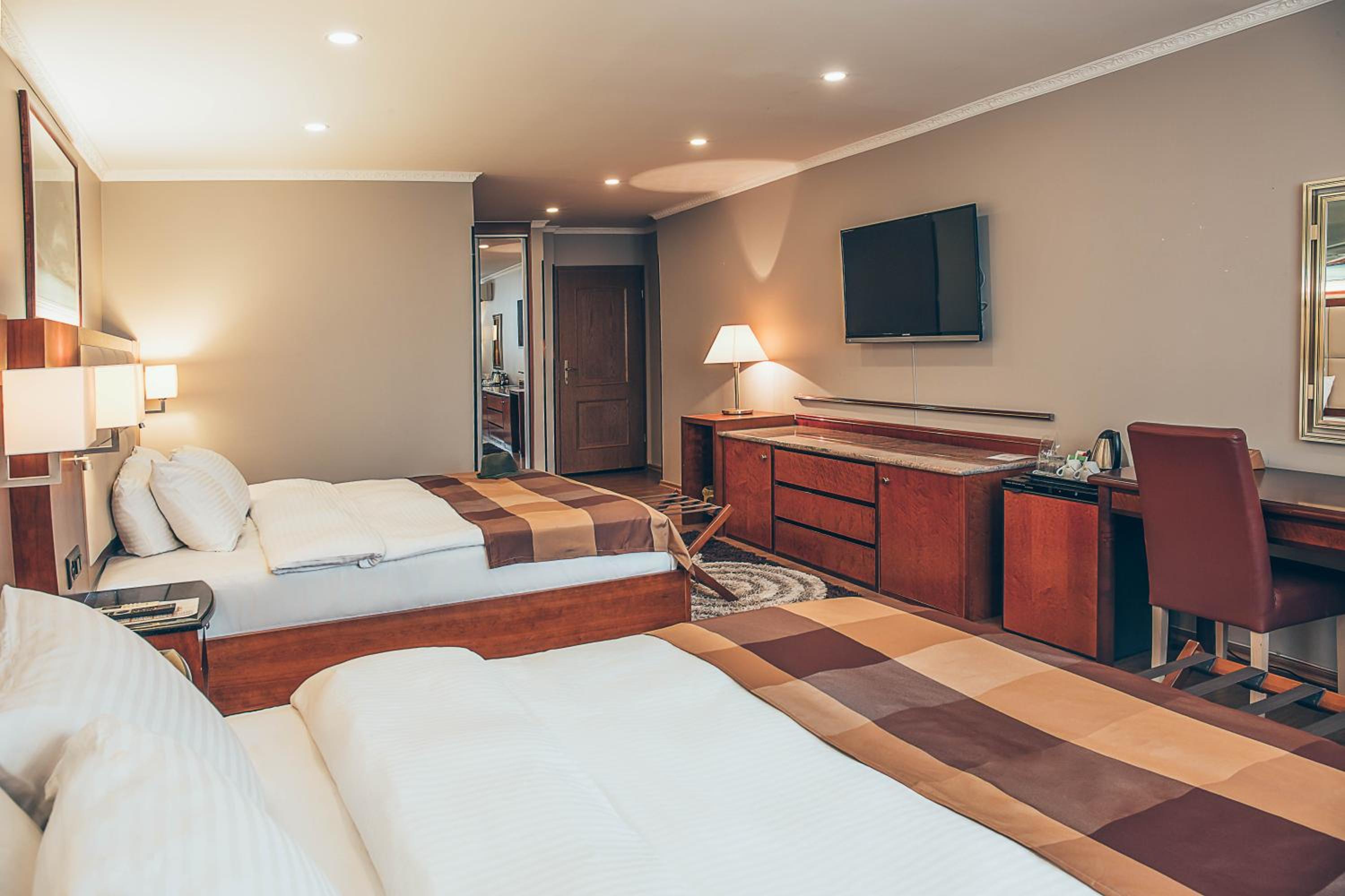 Family Suite with City View - Photo 5