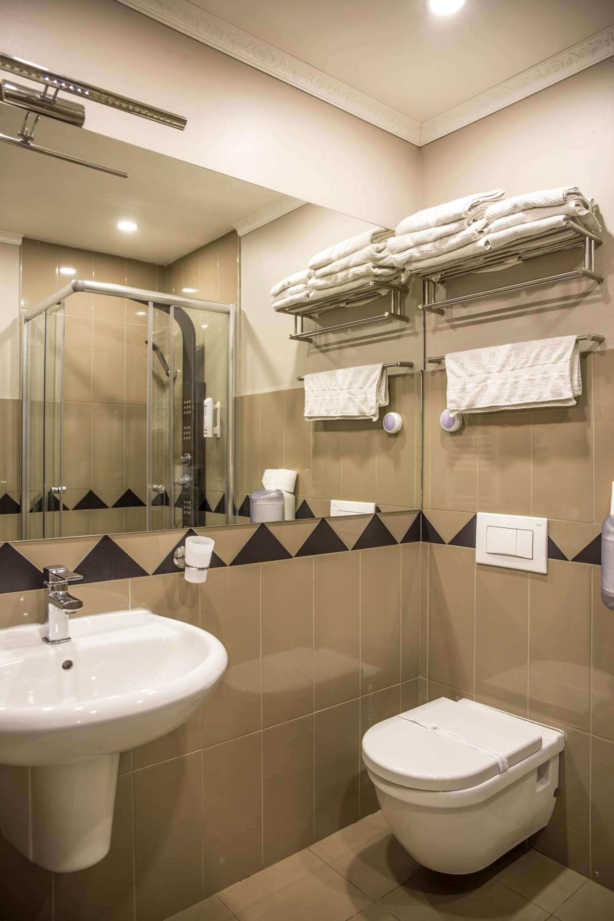 Family Suite with City View - Photo 6
