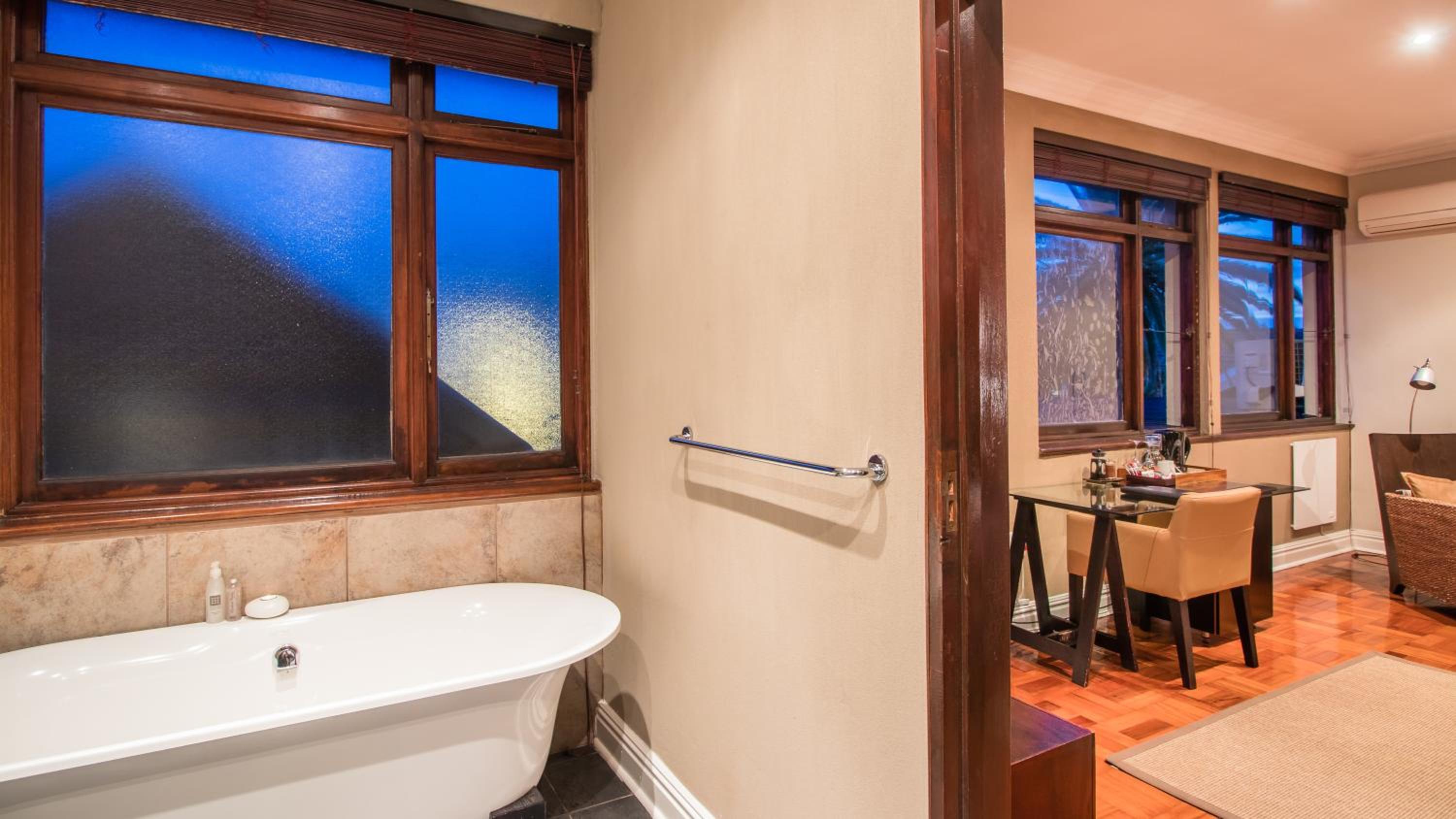 Executive Suite - Photo 4