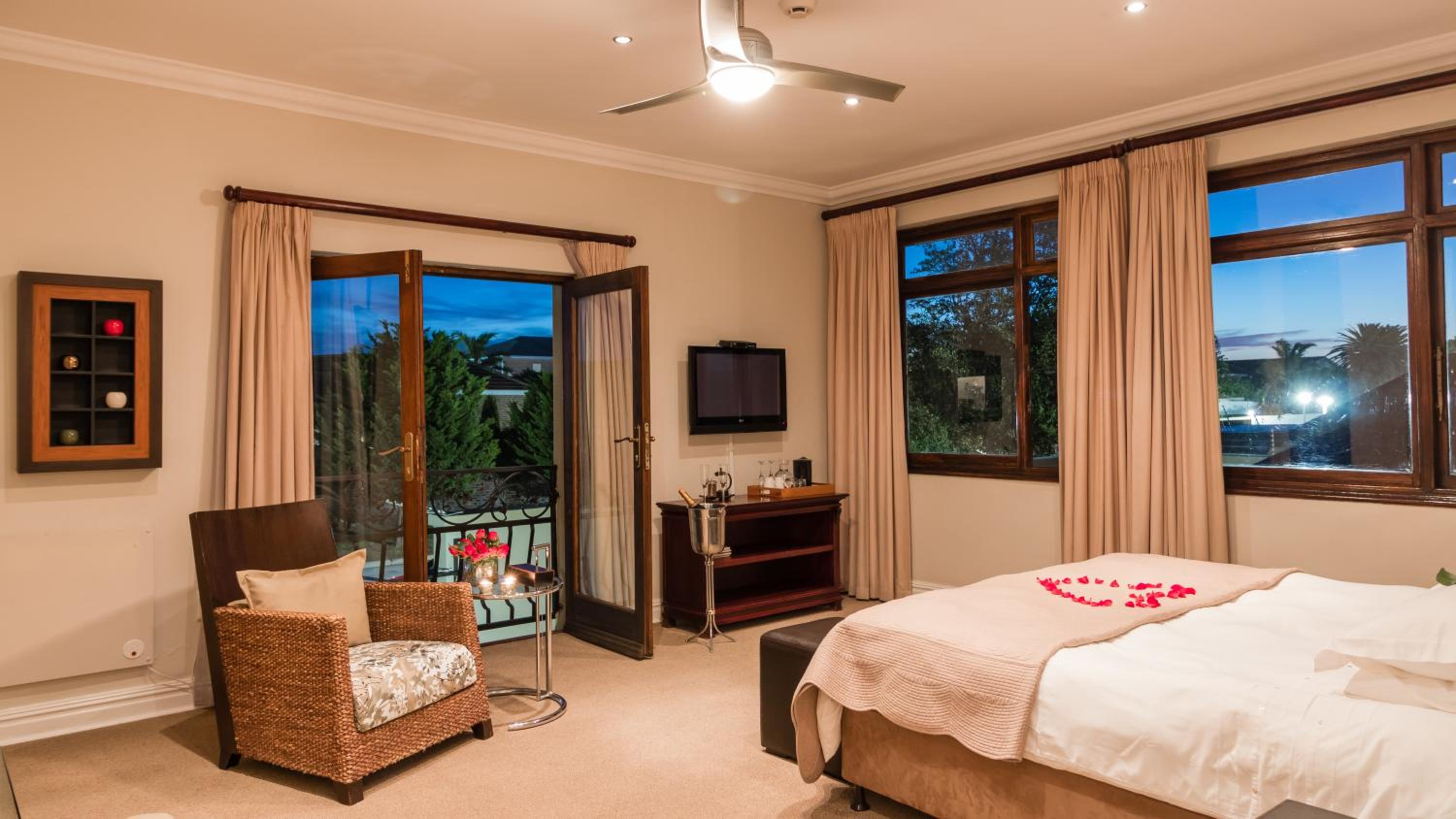 Executive Suite - Photo 3