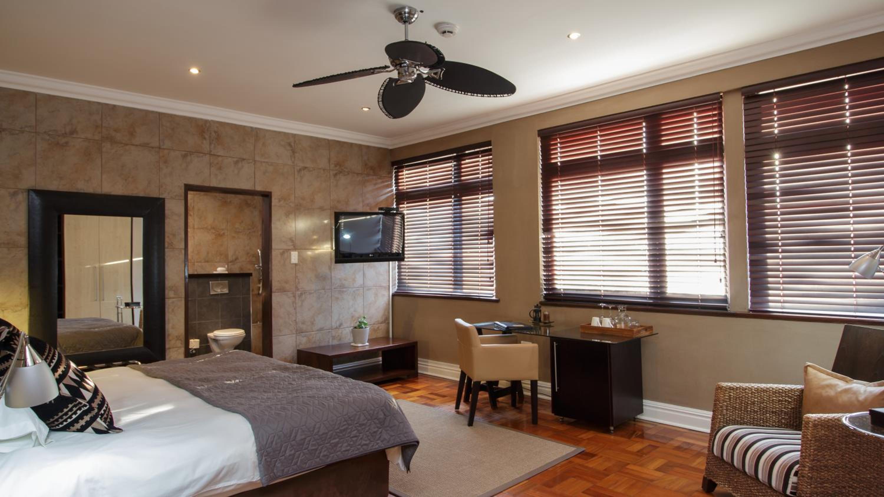 Executive Suite - Photo 17
