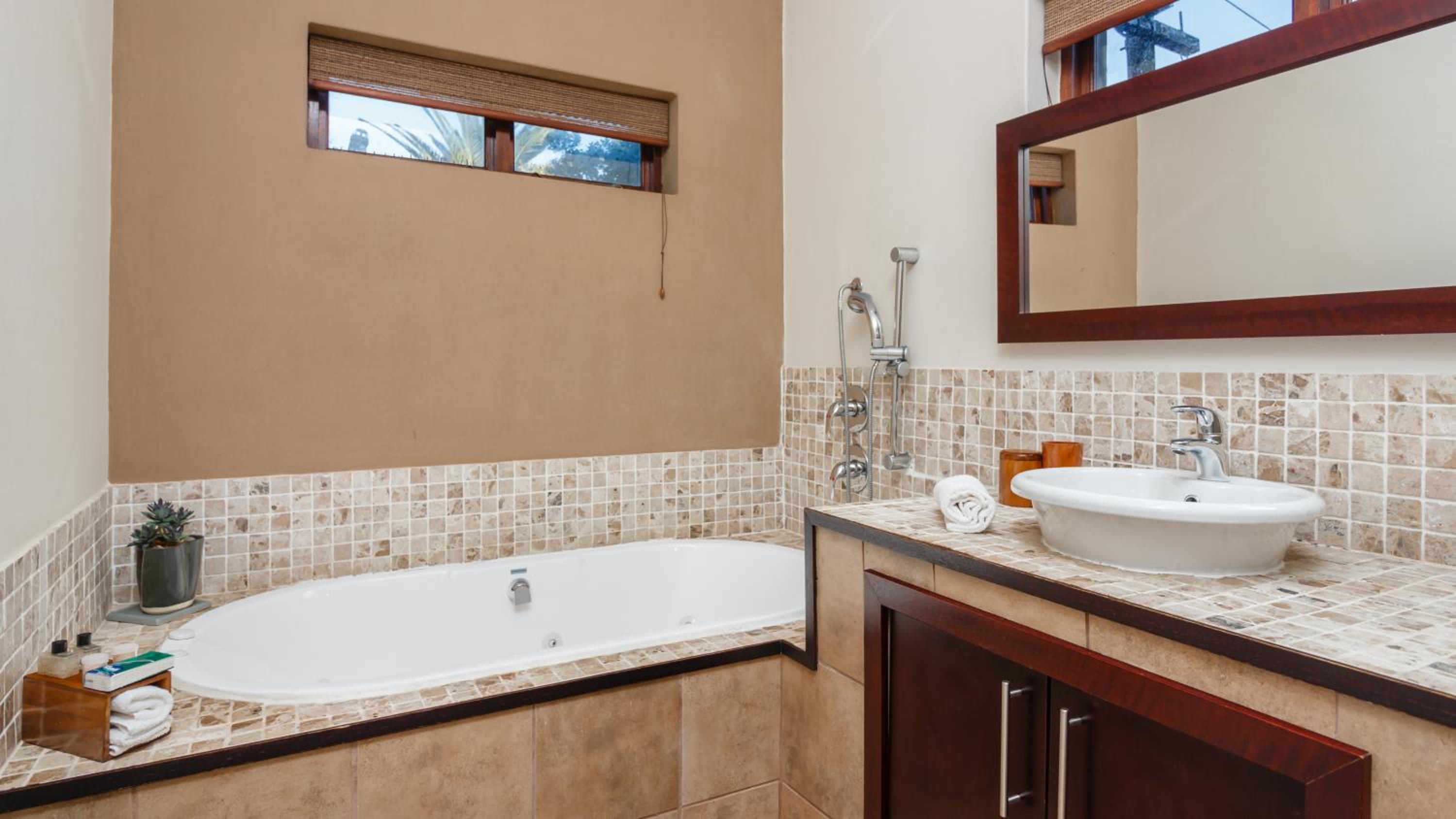 Executive Suite - Photo 12