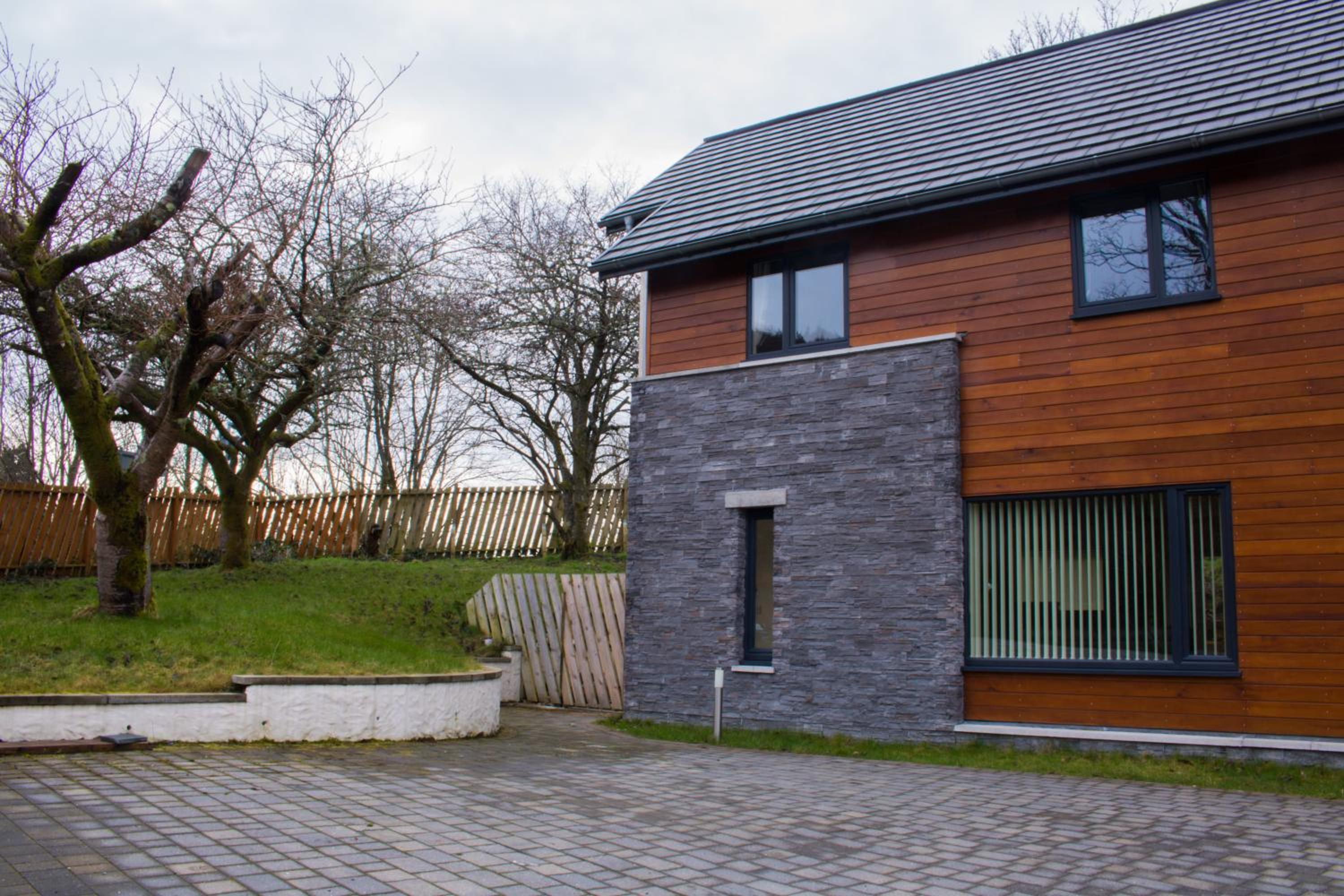 Three-Bedroom House photo 3