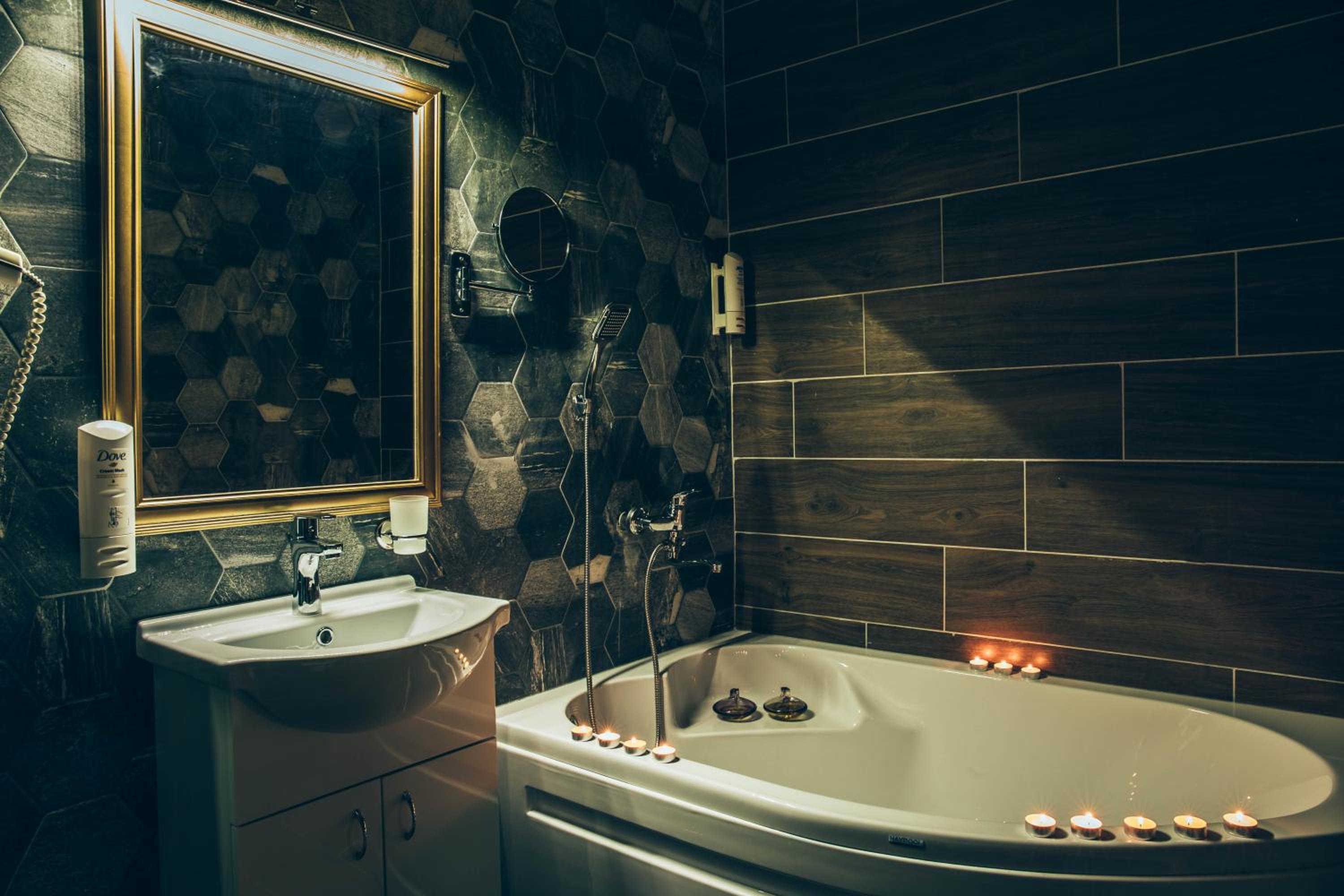 Superior Double Room with Bath, Balcony and City View  - Photo 9