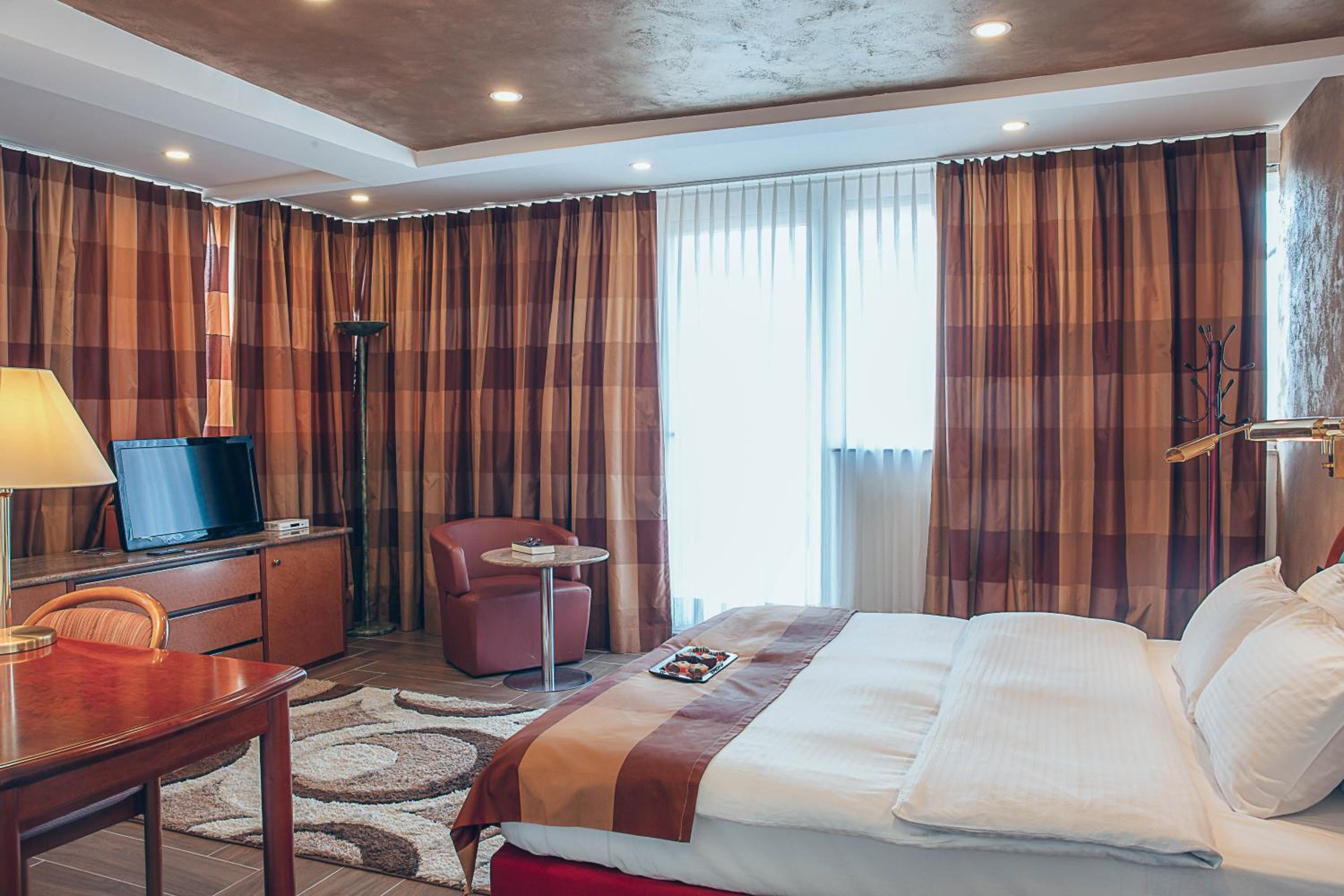 Superior Double Room with Bath, Balcony and City View  - Photo 7