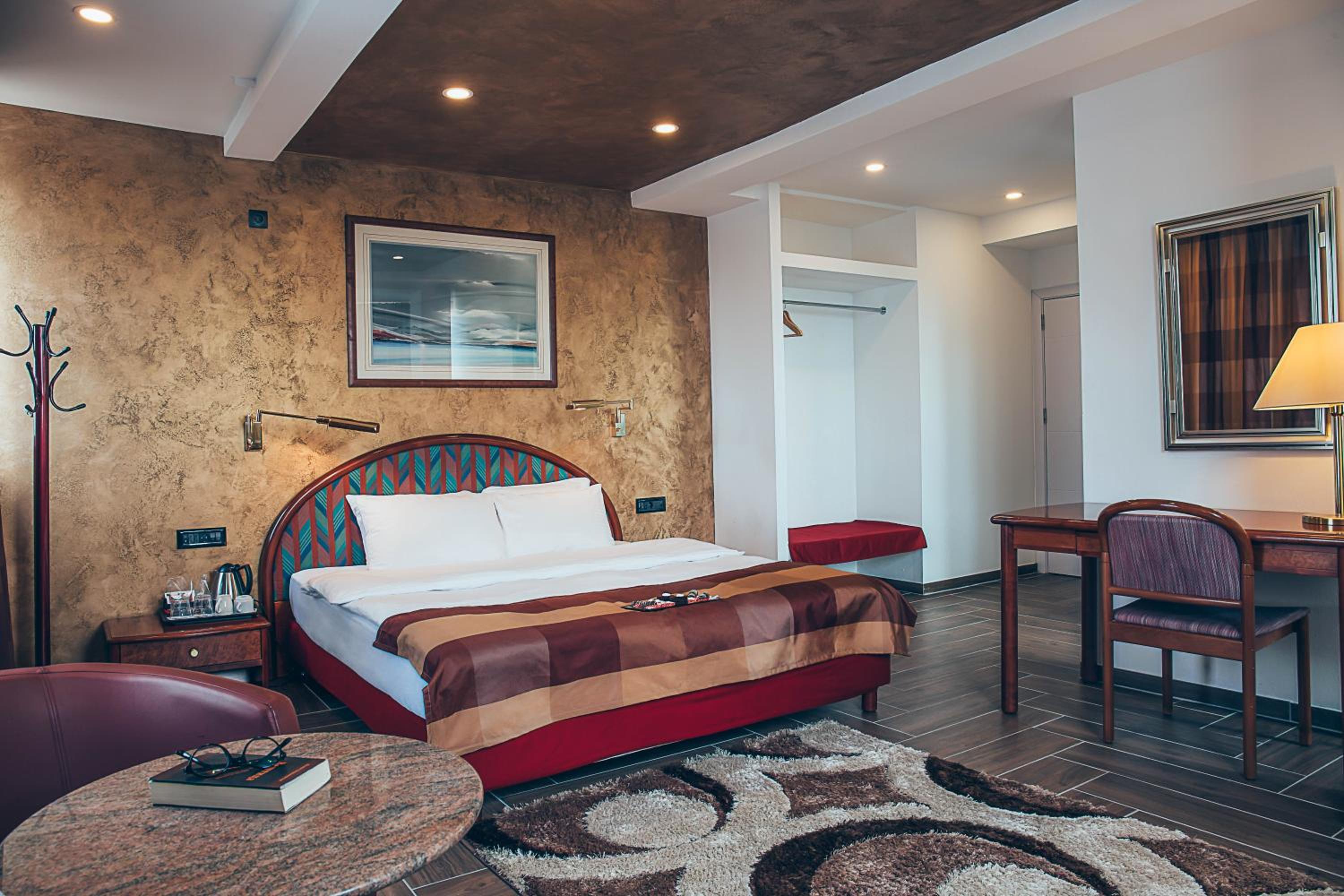 Superior Double Room with Bath, Balcony and City View  - Photo 2