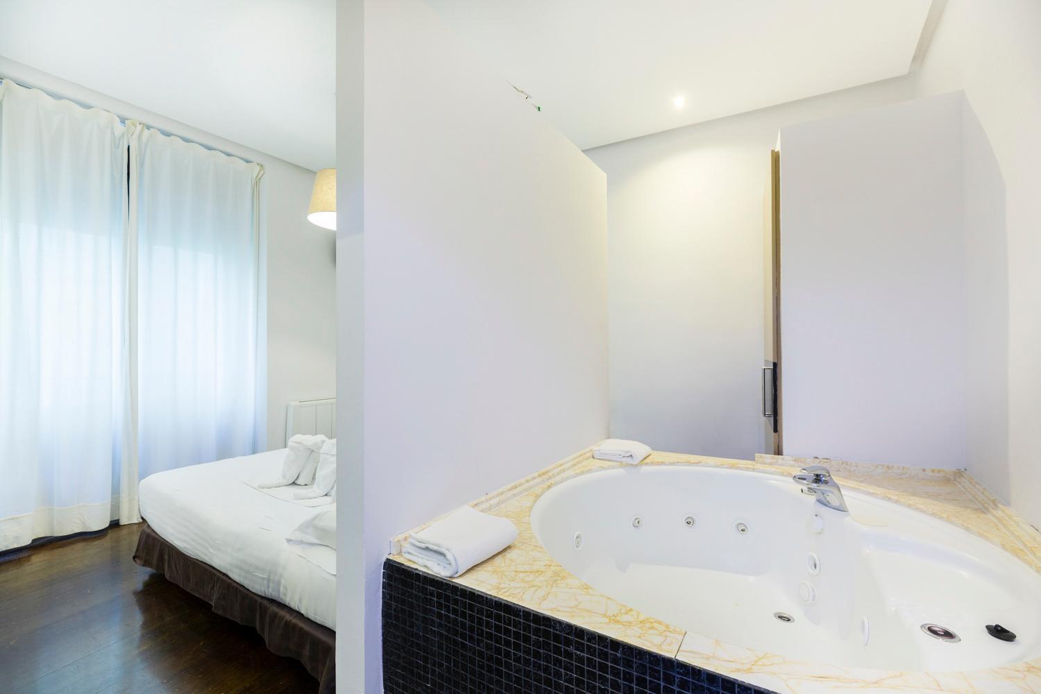 Queen Room with Spa Bath - Photo 2