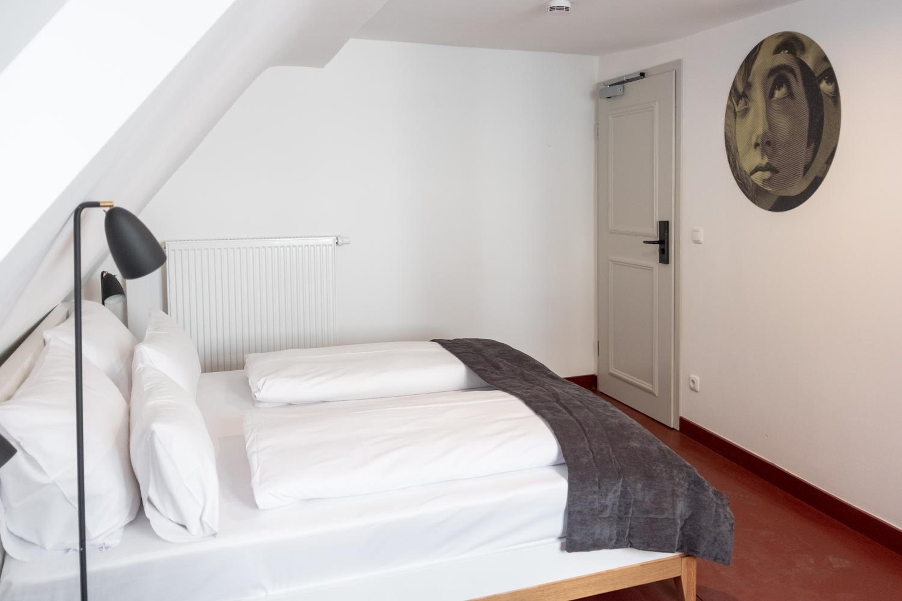 Double Room with Private External Bathroom - Photo 2