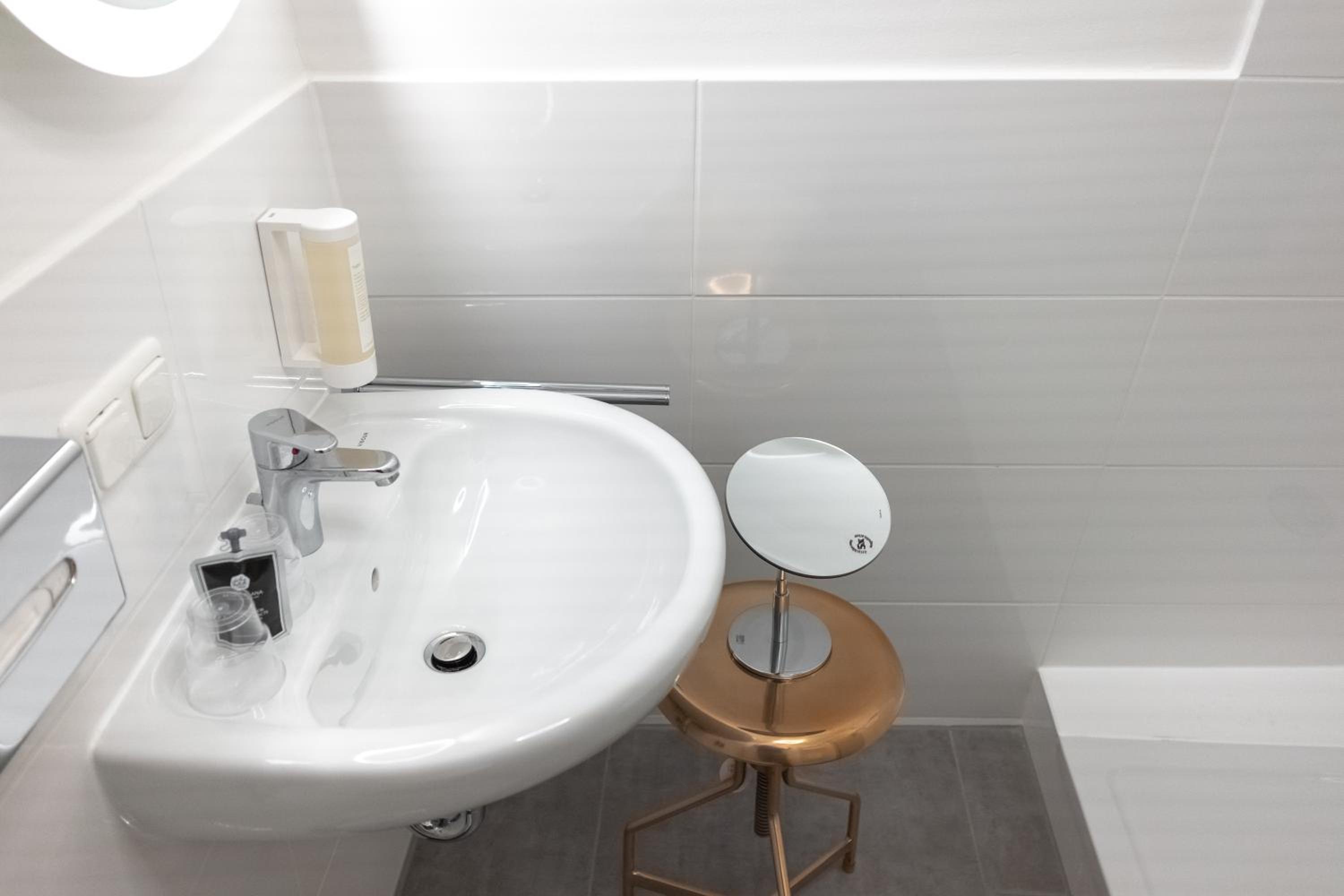 Double Room with Private External Bathroom - Photo 8