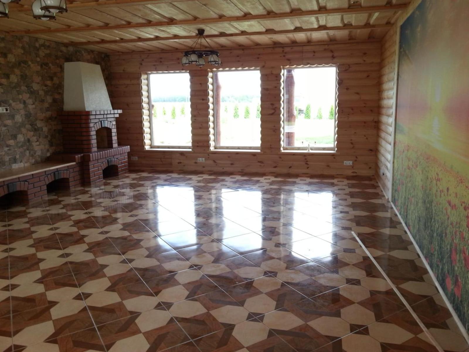 Six-Bedroom House - Photo 2