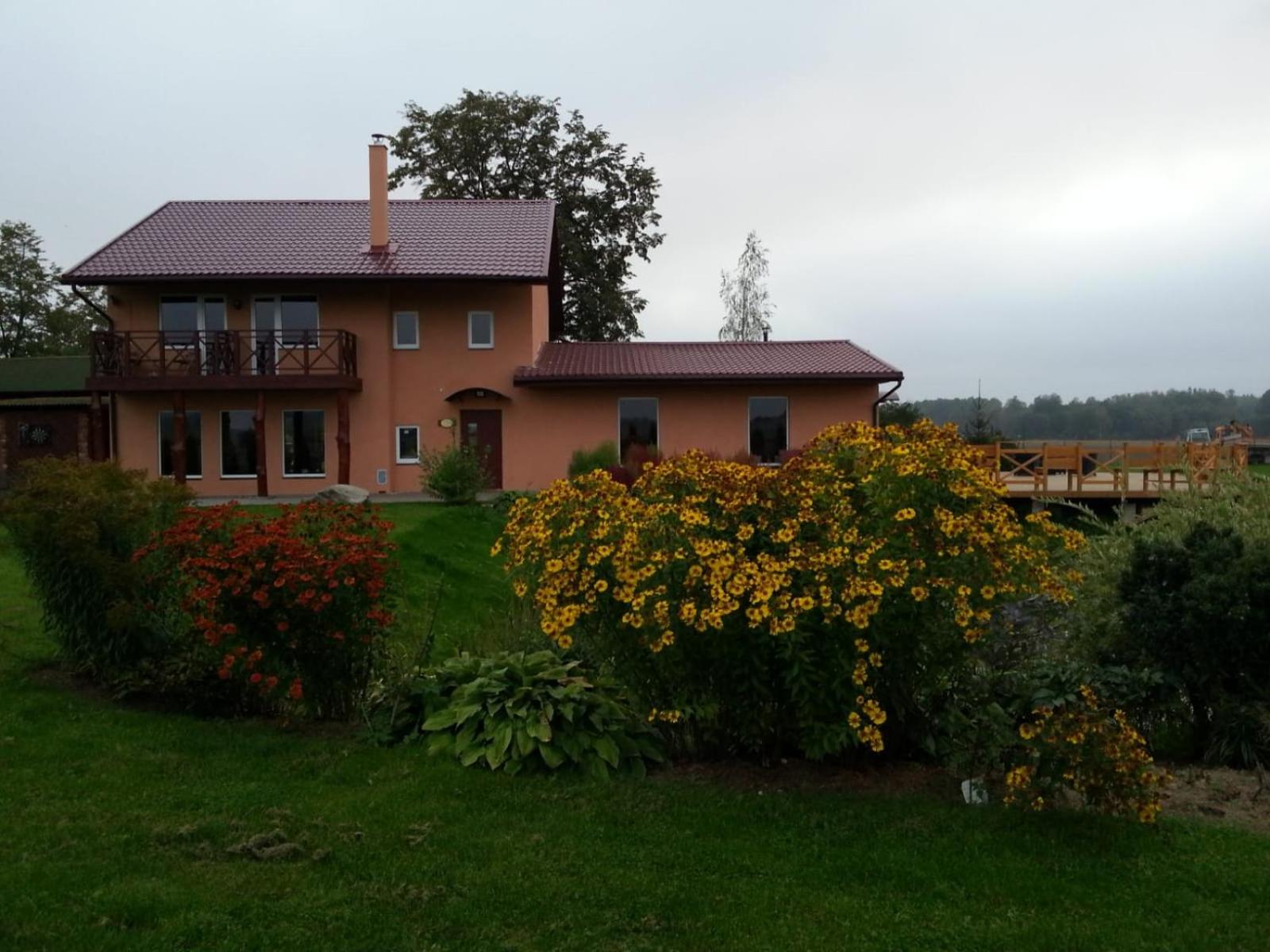 Six-Bedroom House - Photo 1