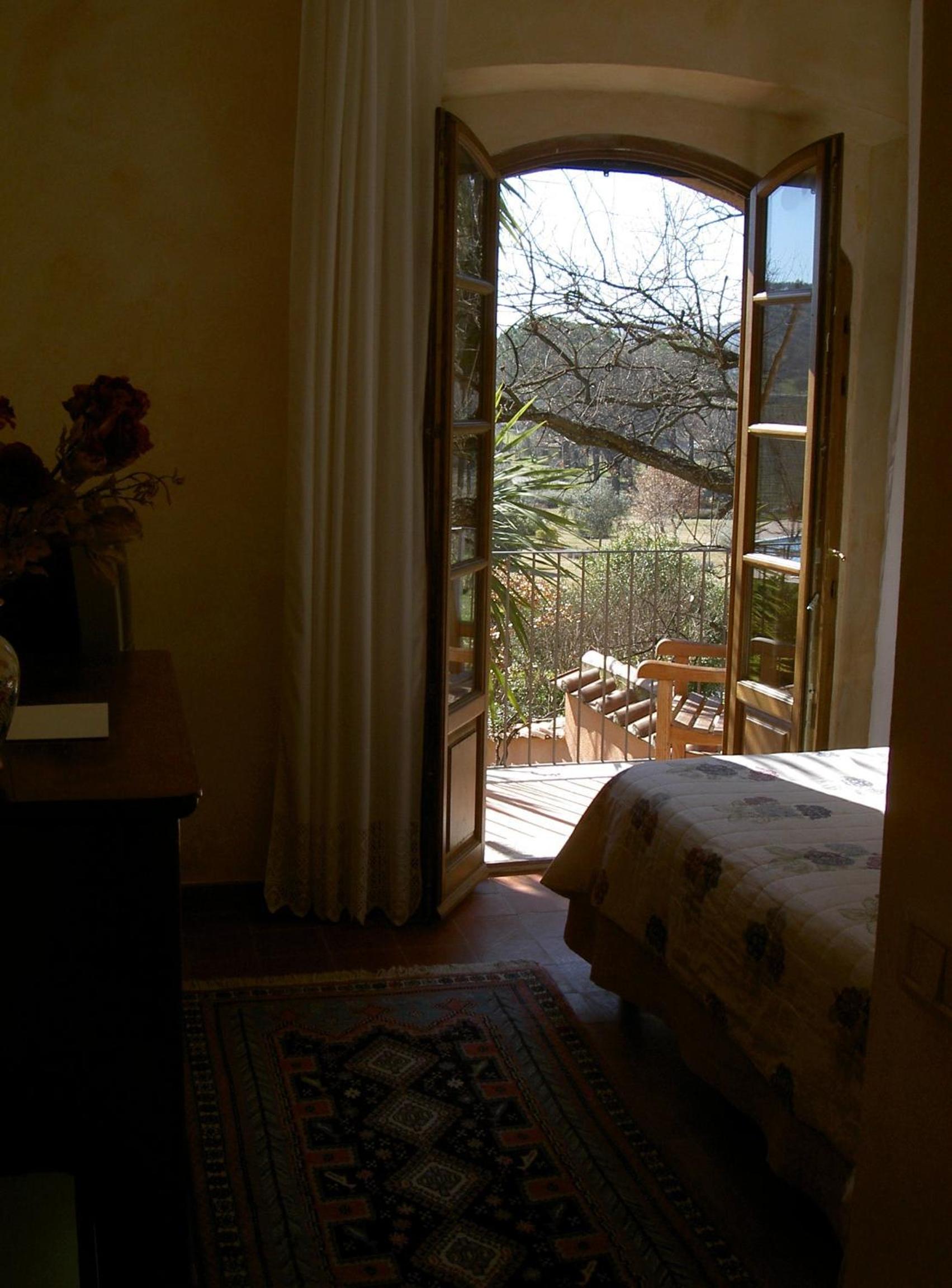 Suite - Photo 1