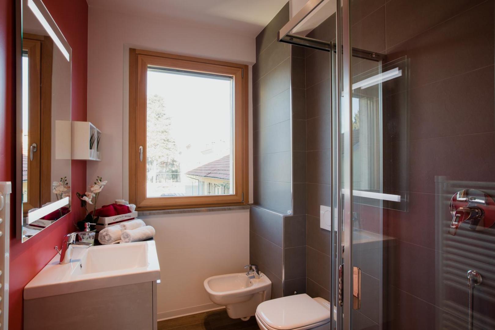 Deluxe King Suite - Photo 12