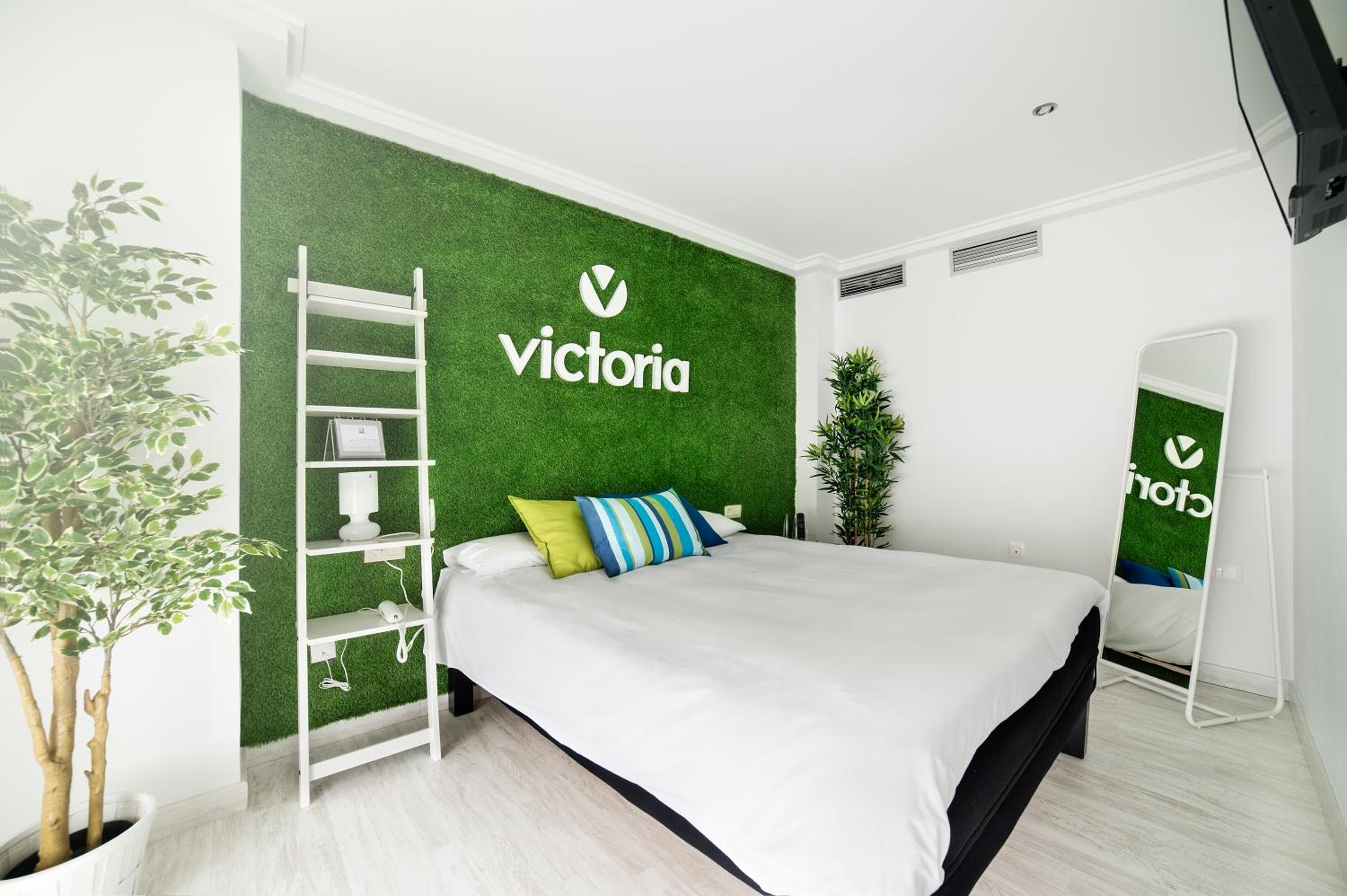 Superior Room with One Queen Bed and Two Single Beds - Photo 2