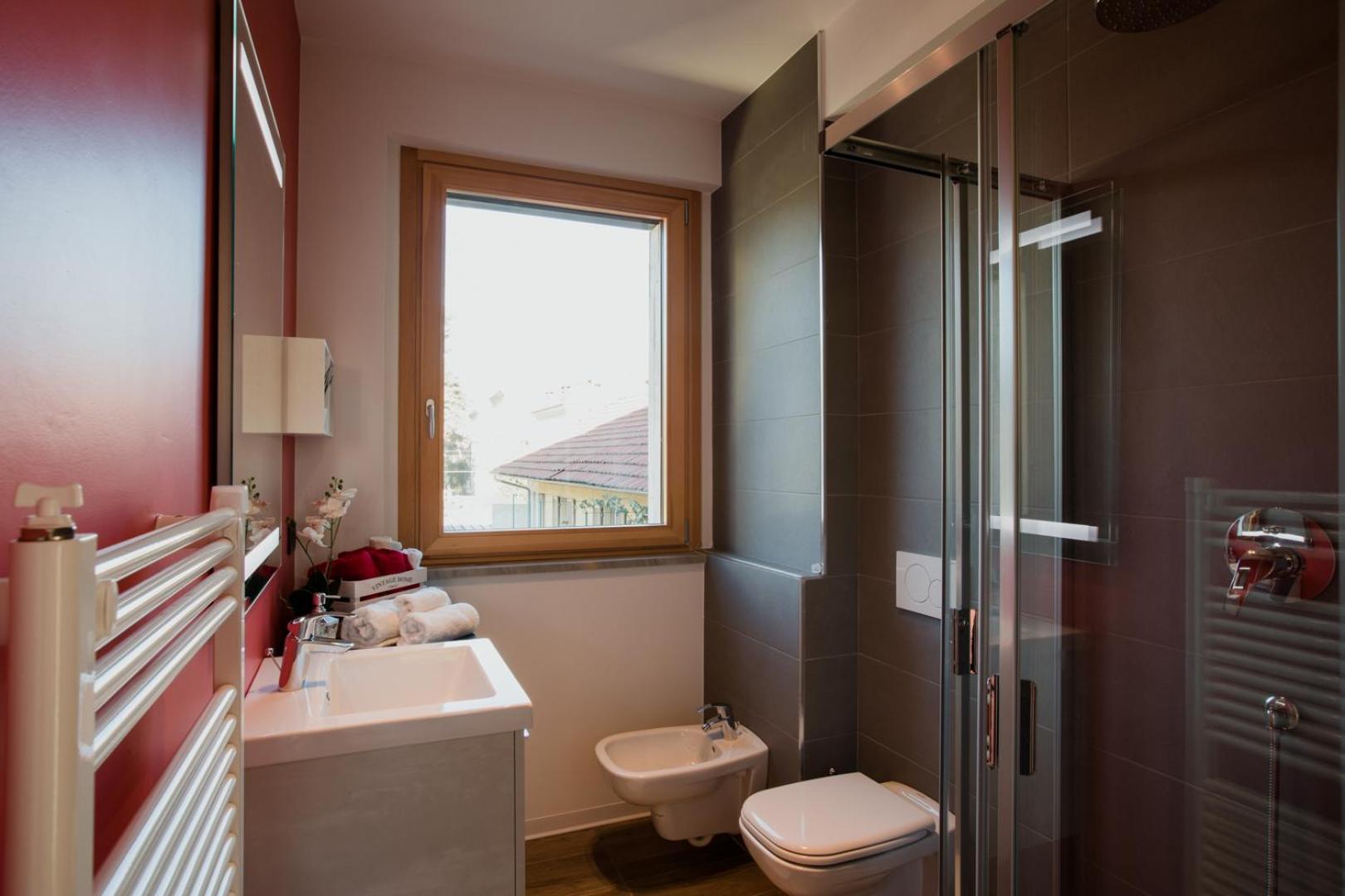 Deluxe King Suite - Photo 14